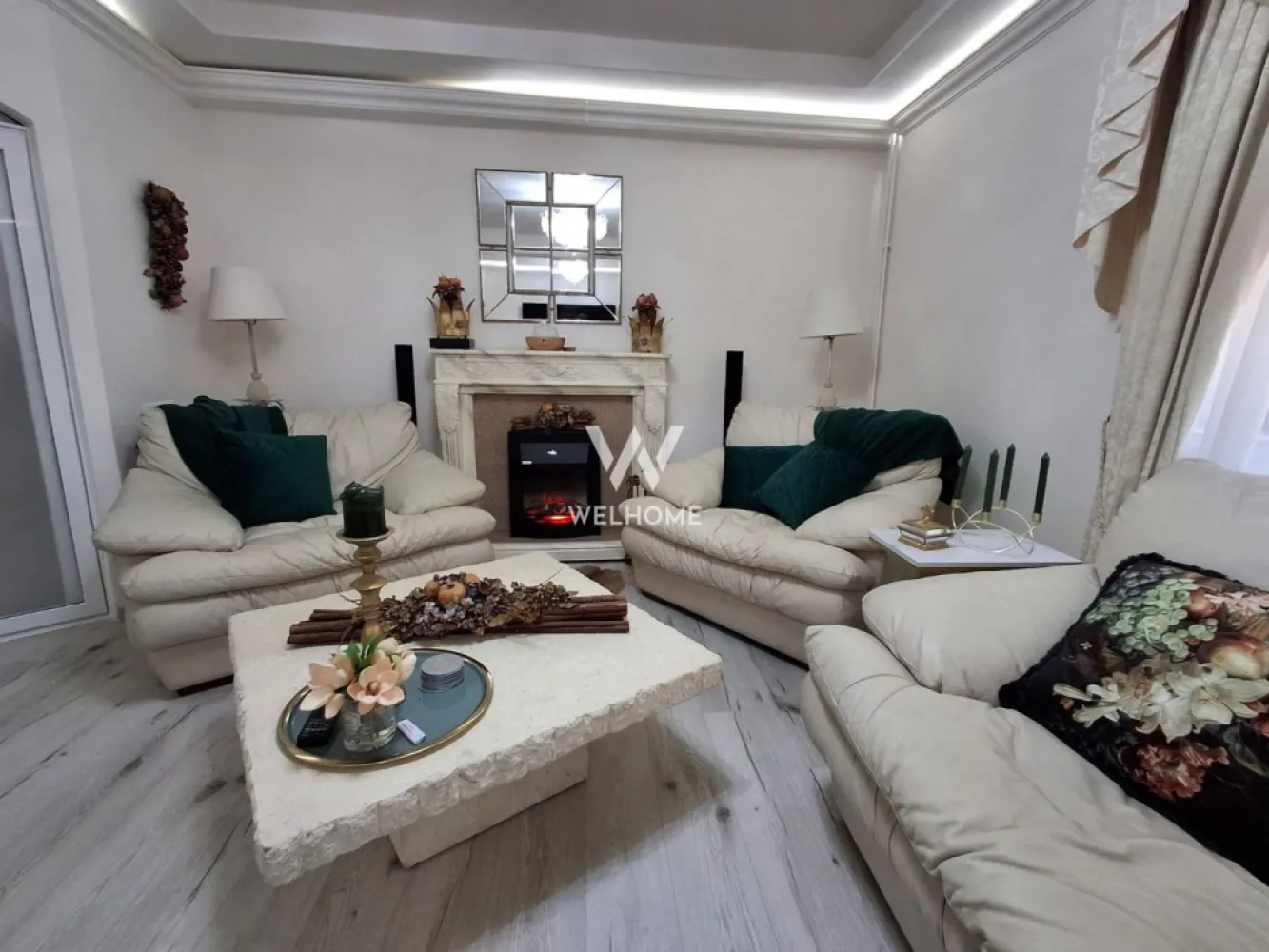 Casa de LUX, individuala, de vanzare, Sibiu, Calea Poplacii - Casa superba in Sibiu, Calea Poplacii, de vanzare. Casa are 6 camere, o terasa utilata si dotata complet, o gradina splendita de 754. Casa este distribuita astfel:
Parter: bucatarie inchisa, dotata si utilata complet, camara, frigider smart, living cu semineu, birou, dormitor, baie.
Etaj: 3 dormitoare spatioase, mochetate cu mocheta de cea mai buna calitate, mobilate superb, baie, spalatorie, dressing, hol spatios.
Subsolul este frumos amenajat si spatios.
Curte: o terasa inchisa, doatata( bucatarie oaspeti) si utilata complet, de la aragaz, frigider, frigider pentru vinuri la cele mai detaliate necesitati, o terasa deschisa, de asemenea dotata si utilata cu chiuveta, blat de marmura, gratar electric, gratar cu lemne, baie si o curte generoasa de 754mp, magazie. 
Casa se vinde mobilata si utilata complet asigurand un confort optim. 
Zona in care este situata ofera oportunitati multiple de petrecere a timpului liber, prin proximitatea parcului Subarini cat si Padurea Dumbrava. de educatie prin proximitatea scolilor si magazine.
Pretul este 800.000 euro

Detalii si vizionare
0740066818