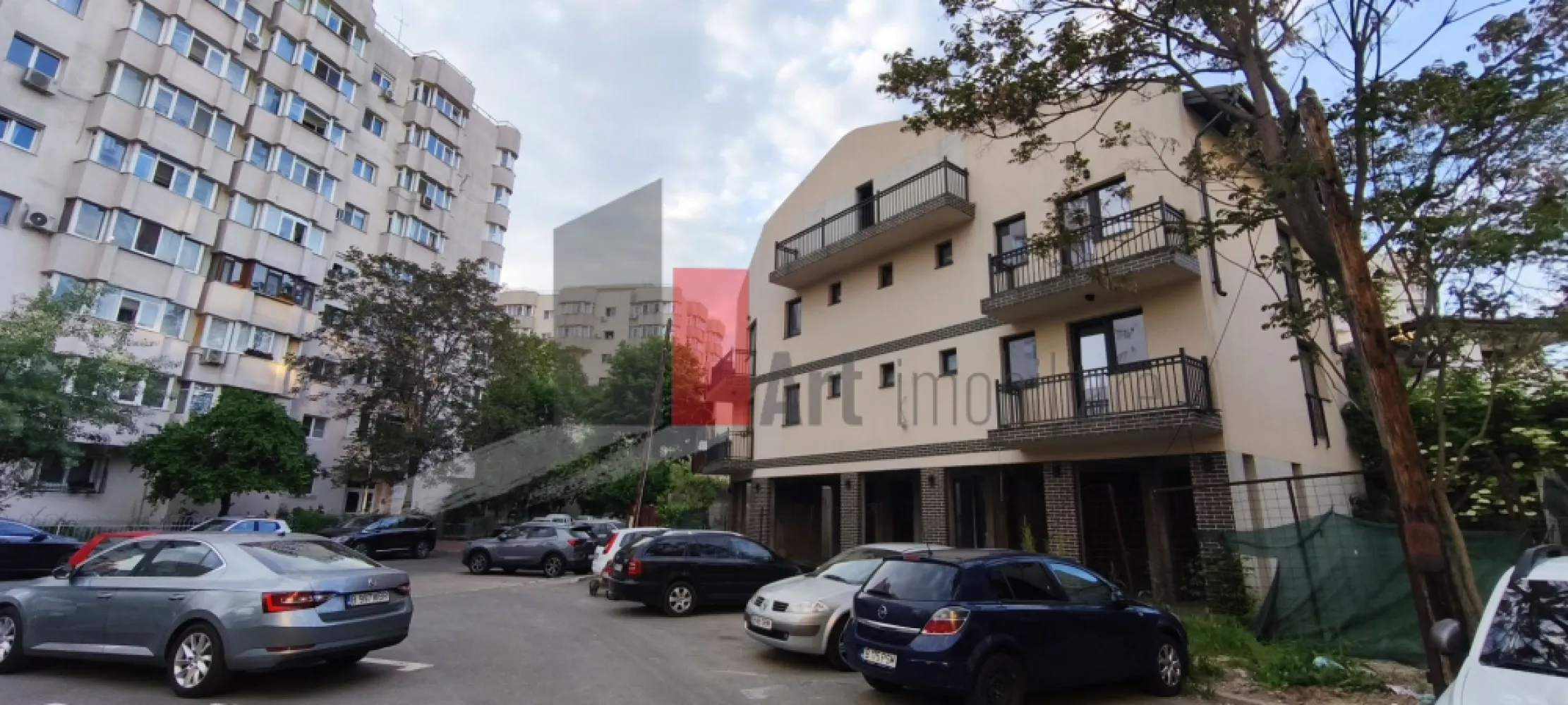 Clinica, motel, bloc garsoniere s3 - - Se vinde cladire in zona semi-centrala, foarte aproape de Mall Vitan S+P+2+M
Este construita din anul 2020, are 575 mp construiti si aprox 300 mp utili.
Formata din 14 camere, subsol, balcoane si locuri parcare.
Pretabila pentru clinica, motel, birouri firma, etc.