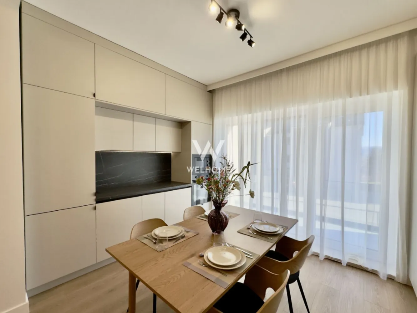 Apartament 2 camere, etaj 1, la cheie, terasă 18.46 - întabulat - Agenția Welhome Imobiliare vă prezintă spre vânzare un apartament cu 2 camere, finisat la cheie, cu o suprafață utilă de 52,06 mp, completată de o terasă generoasă de 18,46 mp, cu orientare sudică — ideală pentru lumină naturală pe tot parcursul zilei și pentru un spațiu de relaxare confortabil.

Locuința face parte dintr-un ansamblu unde contează mai mult stilul de viață de zi cu zi: spații verzi bine amenajate, zone de relaxare și un cadru liniștit, care îți oferă o experiență de locuire mai echilibrată, nu doar un apartament.

 Optiuni de predare:
106.500 € – finisat la alb
114.500 € – finisat la cheie
135.000 € – mobilat și utilat

Apartamentul are toate contoarele montate și poate fi achiziționat atât din surse proprii, cât și prin credit bancar. Se acceptă și plata în rate direct de la dezvoltator, cu avans minim de 50%, iar consultantul imobiliar îți oferă toate detaliile.

Un avantaj important este accesul rapid către oraș, fără ambuteiaje și fără blocaje în orele de vârf, ceea ce face deplasarea zilnică mai ușoară și mai eficientă. În cartier există și un magazin pentru cumpărături rapide, foarte aproape de locuință.

🏡 Dotari:
Încălzire în pardoseală
Centrală termică în condensare
Aer condiționat inclus
Jaluzele electrice exterioare
Tâmplărie PVC cu 3 foi de sticlă
Izolație cu vată bazaltică
Balcon finisat cu granit + balustradă din sticlă securizată
Clasă energetică A

🌿 Ansamblu:
Aproximativ 45% spații verzi
Sistem automat de irigații și arbori maturi
Priveliște panoramică
Locuri de joacă pentru copii
Loc de parcare inclus
Acces facil din mai multe direcții
Drumuri complet pavate

📷 Fotografii cu caracter informativ

0% comision pentru cumpărător!

📍 Locație: DaVinci Homes – Zona de Vest, Sibiu (apartamentul 5, vila Raffaello 29D)