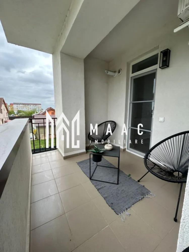 Apartament 2 Camere | 32.7 mp | Loc de parcare | Pivniță | Complex Henri Coandă - MAAC Imobiliare vă propune spre vânzare un apartament modern cu 2 camere, situat în complexul rezidențial Henri Coandă – ideal atât pentru locuit, cât și pentru investiție.

Locuința dispune de o suprafață utilă de 32,7 mp și este compartimentată inteligent, astfel încât să ofere confort și funcționalitate:

dormitor luminos, amenajat modern
living cu bucătărie open-space, optimizat eficient
baie modernă, cu finisaje de calitate
terasă perfectă pentru momente de relaxare

Proprietatea beneficiază de loc de parcare propriu și pivniță, aducând un plus de confort și spațiu de depozitare.

Apartamentul se vinde complet mobilat și utilat, cu finisaje premium și un design contemporan, fiind pregătit pentru mutare imediată sau exploatare investițională.

În prezent, apartamentele sunt utilizate în regim hotelier, generând venituri atractive pentru proprietari, ceea ce le transformă într-o oportunitate excelentă pentru investiție sigură.

În total sunt disponibile 4 apartamente de acest tip, situate de la parter până la etajul 3, oferind flexibilitate în alegerea poziționării dorite.

Amplasarea într-o zonă în plină dezvoltare, cu acces facil către punctele de interes, completează perfect avantajele acestei proprietăți.

Pentru mai multe detalii sau pentru a programa o vizionare, vă rugăm să ne contactați și să specificați ID