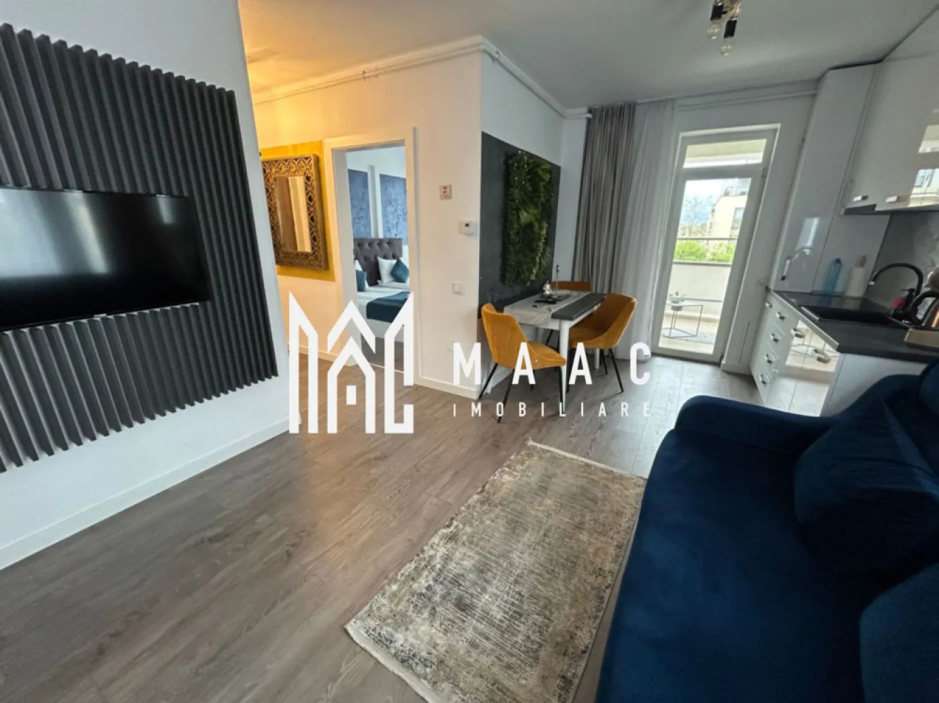 Apartament 2 Camere | 32.7 mp | Loc de parcare | Pivniță | Complex Henri Coandă - MAAC Imobiliare vă propune spre vânzare un apartament modern cu 2 camere, situat în complexul rezidențial Henri Coandă – ideal atât pentru locuit, cât și pentru investiție.

Locuința dispune de o suprafață utilă de 32,7 mp și este compartimentată inteligent, astfel încât să ofere confort și funcționalitate:

dormitor luminos, amenajat modern
living cu bucătărie open-space, optimizat eficient
baie modernă, cu finisaje de calitate
terasă perfectă pentru momente de relaxare

Proprietatea beneficiază de loc de parcare propriu și pivniță, aducând un plus de confort și spațiu de depozitare.

Apartamentul se vinde complet mobilat și utilat, cu finisaje premium și un design contemporan, fiind pregătit pentru mutare imediată sau exploatare investițională.

În prezent, apartamentele sunt utilizate în regim hotelier, generând venituri atractive pentru proprietari, ceea ce le transformă într-o oportunitate excelentă pentru investiție sigură.

În total sunt disponibile 4 apartamente de acest tip, situate de la parter până la etajul 3, oferind flexibilitate în alegerea poziționării dorite.

Amplasarea într-o zonă în plină dezvoltare, cu acces facil către punctele de interes, completează perfect avantajele acestei proprietăți.

Pentru mai multe detalii sau pentru a programa o vizionare, vă rugăm să ne contactați și să specificați ID