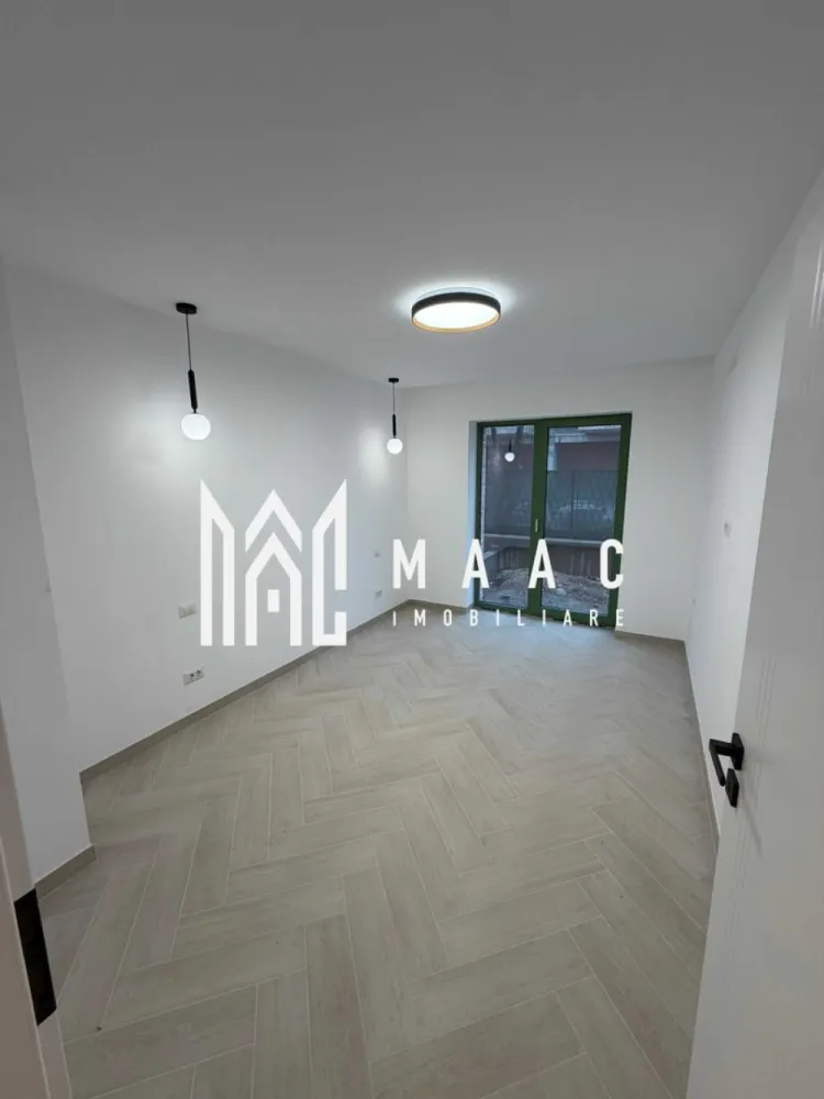 Spațiu Comercial | 50 MP | 40 MP Grădină | Parcare | Cartierul The Lake Home - MAAC Imobiliare vă propune spre închiriere un spațiu modern, luminos și eficient compartimentat, ideal pentru desfășurarea activităților profesionale într-un cadru reprezentativ și bine cotat.

Spațiu profesional de închiriat – Cartierul The Lake Home

O alegere potrivită pentru afaceri care își doresc un sediu elegant, într-o clădire nouă, amplasată într-un cartier liniștit, aproape de Centru, cu acces facil și poziționare excelentă.

Destinație recomandată:
 Sediu firmă
 Birouri
 Cabinet de avocatură
 Birou notarial
 Salon de înfrumusețare
 Alte activități compatibile

Detalii spațiu:
Suprafață utilă: 50 mp
Compartimentare: 2 încăperi + chicinetă + grup sanitar

Etaj: Parter
Acces la curte proprie: ~40 mp (în curs de amenajare)
1 loc de parcare subteran inclus
Acces stradal direct prin curte sau prin casa scării

Dotări și utilități:
Centrală termică proprie
Încălzire în pardoseală
Finisaj podea: gresie
Aer condiționat
Curent, apă, canalizare, gaz
Se predă la stadiul „la cheie”, conform fotografiilor

Condiții financiare & contractuale:
Preț chirie: 650 EUR / lună – raport excelent calitate-preț
Garanție: 1 lună de chirie

Plata chiriei: în avans
Contract înregistrat ANAF
Durată contractuală inițială: 1 sau 2 ani
Nu se aplică TVA
Permite înregistrare sediu social / punct de lucru

Beneficiu suplimentar:
Se oferă buget pentru mobilier suplimentar, amenajare sau sisteme smart în valoare de 1.000 – 2.000 EUR, în funcție de durata contractuală și necesitățile chiriașului.

Disponibilitate: Imediat

Pentru mai multe detalii sau pentru a programa o vizionare, vă rugăm să ne contactați specificând ID:CP2931937
