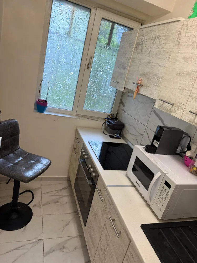 Garsonieră 32 mp renovată | Calea Giulești | ideal investiție - Garsonieră de vânzare , proprietar– Giulești, aproape de stadionul Rapid – poziție excelentă, stradal.Se oferă spre vânzare garsonieră situată pe Calea Giulești, într-o zonă foarte bine conectată, la doar câteva minute de stadionul Rapid, ideală atât pentru locuit, cât și pentru investiție (închiriere rapidă garantată).Localizare excelentă:– La aproximativ 50 m de Mega Image – acces imediat la cumpărături zilnice (Mega Image)&nbsp;– Farmacia Dr. Max&nbsp;– Stație de tramvai în imediata apropiere: Calea Giulești&nbsp;– Acces rapid către Pasajul Basarab și zona centrală&nbsp;– La doar o stație / ~500 m de Opera Comică pentru Copii – zonă culturală și de agrement&nbsp;– Aproape de Piața Crângași și multiple puncte comerciale&nbsp;&nbsp;
