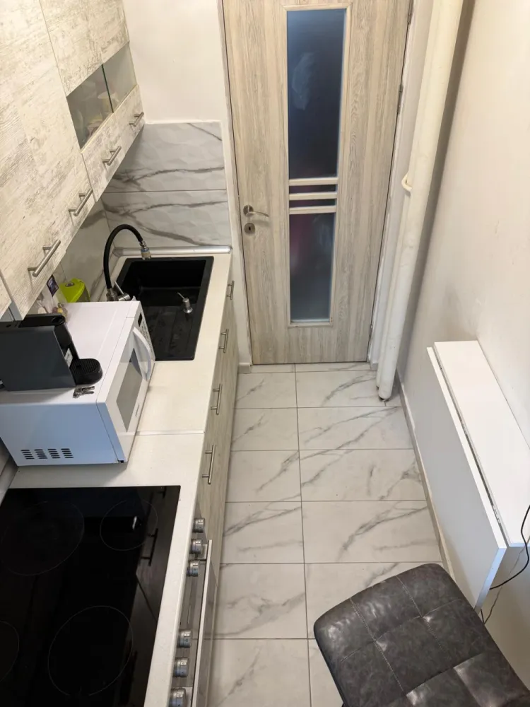 Garsonieră 32 mp renovată | Calea Giulești | ideal investiție - Garsonieră de vânzare , proprietar– Giulești, aproape de stadionul Rapid – poziție excelentă, stradal.Se oferă spre vânzare garsonieră situată pe Calea Giulești, într-o zonă foarte bine conectată, la doar câteva minute de stadionul Rapid, ideală atât pentru locuit, cât și pentru investiție (închiriere rapidă garantată).Localizare excelentă:– La aproximativ 50 m de Mega Image – acces imediat la cumpărături zilnice (Mega Image)&nbsp;– Farmacia Dr. Max&nbsp;– Stație de tramvai în imediata apropiere: Calea Giulești&nbsp;– Acces rapid către Pasajul Basarab și zona centrală&nbsp;– La doar o stație / ~500 m de Opera Comică pentru Copii – zonă culturală și de agrement&nbsp;– Aproape de Piața Crângași și multiple puncte comerciale&nbsp;&nbsp;