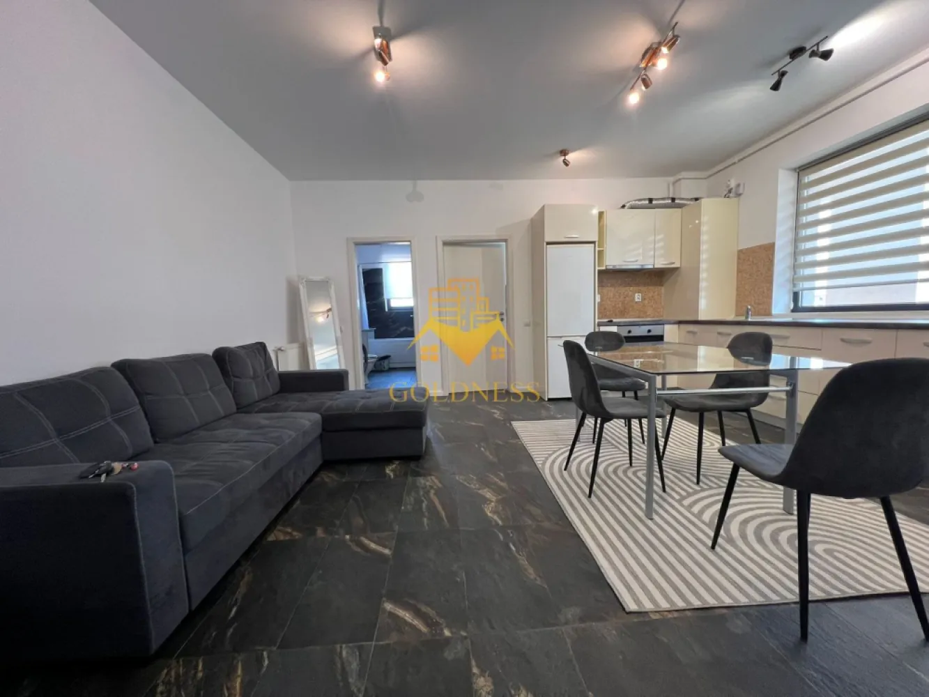 3 camere, 2 Parcari, boxa, Buna Ziua, Grand Hotel Italia, Trifoiului - GOLDNESS Imobiliare vă propune spre vânzare un apartament cu 3 camere complet mobilat și utilat, cu o suprafata utila de 59.71 mp, la etajul 1 într-un imobil de 3 etaje, în Cartierul Buna Ziua, Zona Grand Hotel Italia, LIDL.

Dispune de doua locuri de parcare (unul exterior si unul subteran) incluse in pret!
Se află în apropierea stațiilor de transport în comun, magazine, restaurante, spații verzi, farmacii, etc. 

Apartamentul este compartimentat astfel:
 - 2 dormitoare cu pat matrimonial, dressing, noptiere, birou
 - living cu bucatarie open space complet utilată și mobilată, canapea extensibilă, loc de servit masa 
 - baie cu cada, geam, calorifer port prosop și dulap pentru depozitare.
 - balcon deschis de 4.18 mp.

Imobilul este dotat cu toate cele necesare- centrală proprie, frigider, aragaz, hotă, mașină de spălat haine, etc. 

Dacă sunteți interesați de acest apartament și doriți să îl vizionați, dar și pentru alte oferte nu ezitați să ne contactați telefonic sau prin e-mail. Vă stăm la dispoziție!
Pentru intermediere se percepe un comision de 2% din prețul vanzarii!