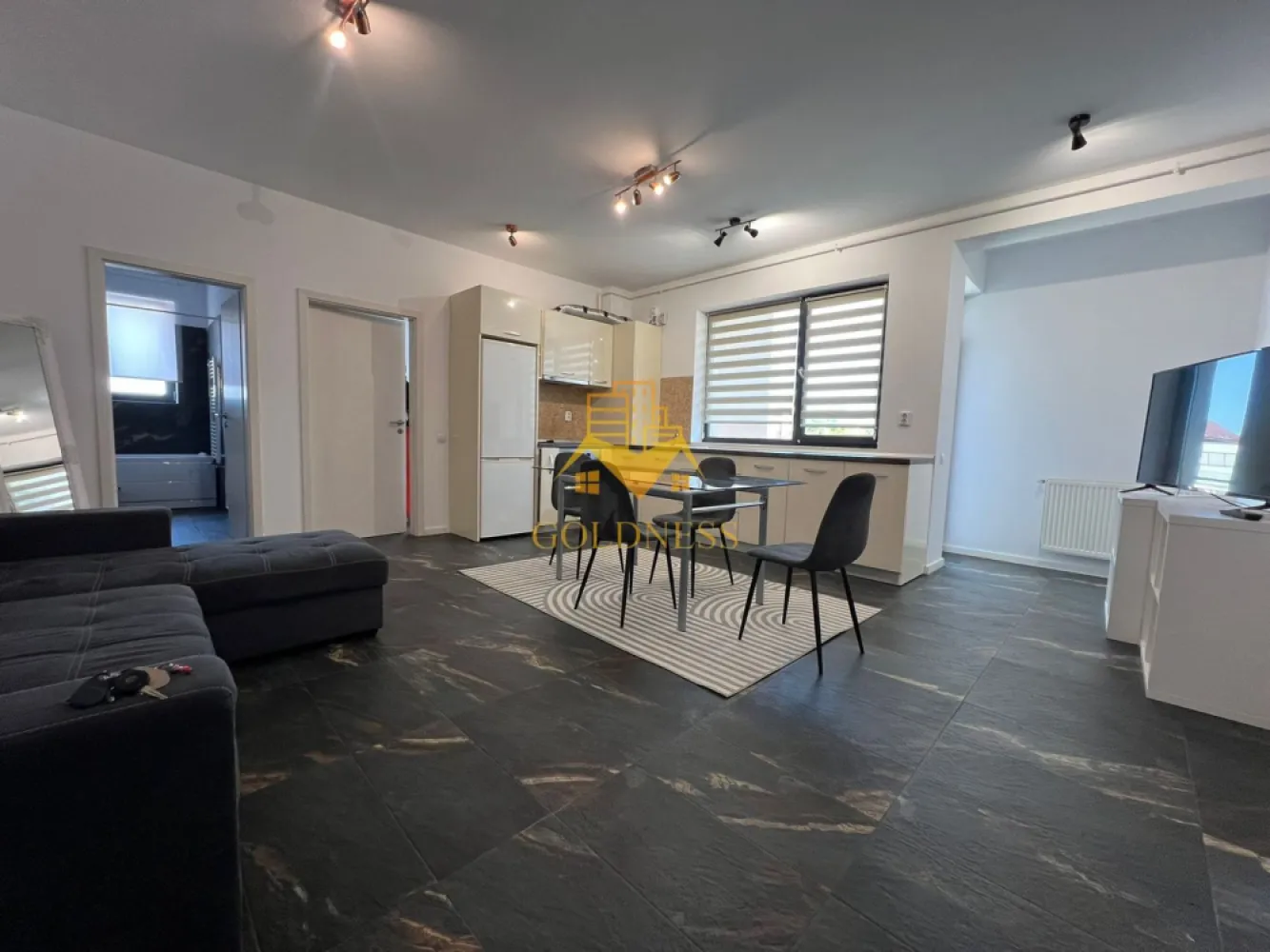 3 camere, 2 Parcari, boxa, Buna Ziua, Grand Hotel Italia, Trifoiului - GOLDNESS Imobiliare vă propune spre vânzare un apartament cu 3 camere complet mobilat și utilat, cu o suprafata utila de 59.71 mp, la etajul 1 într-un imobil de 3 etaje, în Cartierul Buna Ziua, Zona Grand Hotel Italia, LIDL.

Dispune de doua locuri de parcare (unul exterior si unul subteran) incluse in pret!
Se află în apropierea stațiilor de transport în comun, magazine, restaurante, spații verzi, farmacii, etc. 

Apartamentul este compartimentat astfel:
 - 2 dormitoare cu pat matrimonial, dressing, noptiere, birou
 - living cu bucatarie open space complet utilată și mobilată, canapea extensibilă, loc de servit masa 
 - baie cu cada, geam, calorifer port prosop și dulap pentru depozitare.
 - balcon deschis de 4.18 mp.

Imobilul este dotat cu toate cele necesare- centrală proprie, frigider, aragaz, hotă, mașină de spălat haine, etc. 

Dacă sunteți interesați de acest apartament și doriți să îl vizionați, dar și pentru alte oferte nu ezitați să ne contactați telefonic sau prin e-mail. Vă stăm la dispoziție!
Pentru intermediere se percepe un comision de 2% din prețul vanzarii!