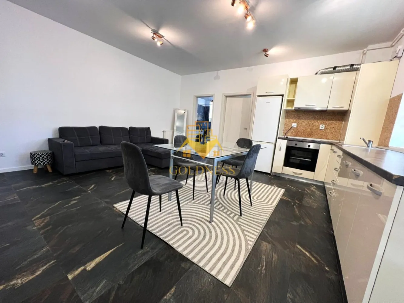 3 camere, 2 Parcari, boxa, Buna Ziua, Grand Hotel Italia, Trifoiului - GOLDNESS Imobiliare vă propune spre vânzare un apartament cu 3 camere complet mobilat și utilat, cu o suprafata utila de 59.71 mp, la etajul 1 într-un imobil de 3 etaje, în Cartierul Buna Ziua, Zona Grand Hotel Italia, LIDL.

Dispune de doua locuri de parcare (unul exterior si unul subteran) incluse in pret!
Se află în apropierea stațiilor de transport în comun, magazine, restaurante, spații verzi, farmacii, etc. 

Apartamentul este compartimentat astfel:
 - 2 dormitoare cu pat matrimonial, dressing, noptiere, birou
 - living cu bucatarie open space complet utilată și mobilată, canapea extensibilă, loc de servit masa 
 - baie cu cada, geam, calorifer port prosop și dulap pentru depozitare.
 - balcon deschis de 4.18 mp.

Imobilul este dotat cu toate cele necesare- centrală proprie, frigider, aragaz, hotă, mașină de spălat haine, etc. 

Dacă sunteți interesați de acest apartament și doriți să îl vizionați, dar și pentru alte oferte nu ezitați să ne contactați telefonic sau prin e-mail. Vă stăm la dispoziție!
Pentru intermediere se percepe un comision de 2% din prețul vanzarii!