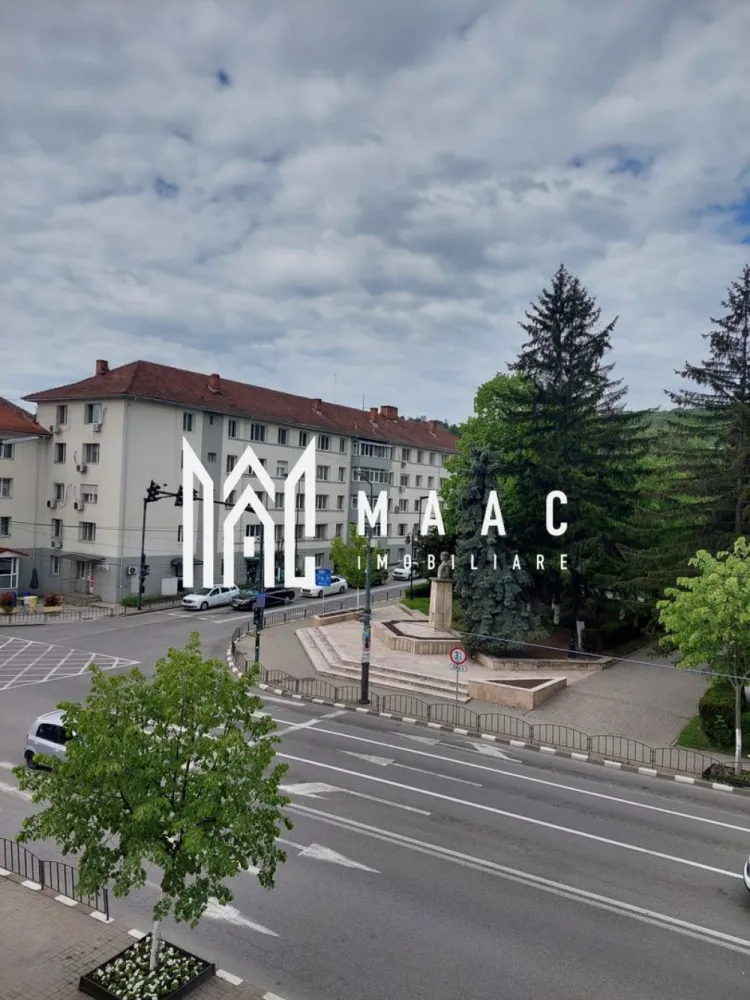 Garsoniera |28 mp | Traian | - MAAC Imobiliare vă propune spre vânzare o garsonieră cochetă, amplasată într-o zonă excelentă a orașului, cu vedere către Calea lui Traian, Arhiepiscopia Vâlcii și Colegiul Lahovari. Proprietatea beneficiază de o poziționare foarte bună, într-un cartier liniștit și bine conectat la principalele puncte de interes urban, fiind o alegere potrivită atât pentru locuință personală, cât și pentru investiție imobiliară.

Garsoniera are o suprafață utilă de 28 mp și oferă un spațiu practic, luminos și eficient compartimentat, ideal pentru confortul cotidian. Accesul rapid către magazine, farmacii, școli și mijloace de transport public contribuie la atractivitatea acestei proprietăți, într-o zonă apreciată pentru accesibilitate și liniște.

Caracteristici:
-Garsonieră luminoasă și eficient compartimentată
-Suprafață utilă de 28 mp
-Vedere către Calea lui Traian, Arhiepiscopia Vâlcii și Colegiul Lahovari
-Zonă liniștită și apreciată
-Ideală pentru locuit sau investiție
-Disponibilă imediat

Compartimentare:
-Cameră spațioasă și luminoasă
-Bucătărie practică
-Baie funcțională
-Hol de acces

Avantaje:
-Poziționare excelentă, aproape de puncte importante de interes
-Acces rapid către magazine, farmacii și transport public
-Potrivită pentru închiriere sau locuință personală
-Zonă bine conectată și ușor accesibilă
-Disponibilitate imediată

Pentru mai multe informații și programarea unei vizionări, vă rugăm să menționați CP3079638 în momentul apelului telefonic.