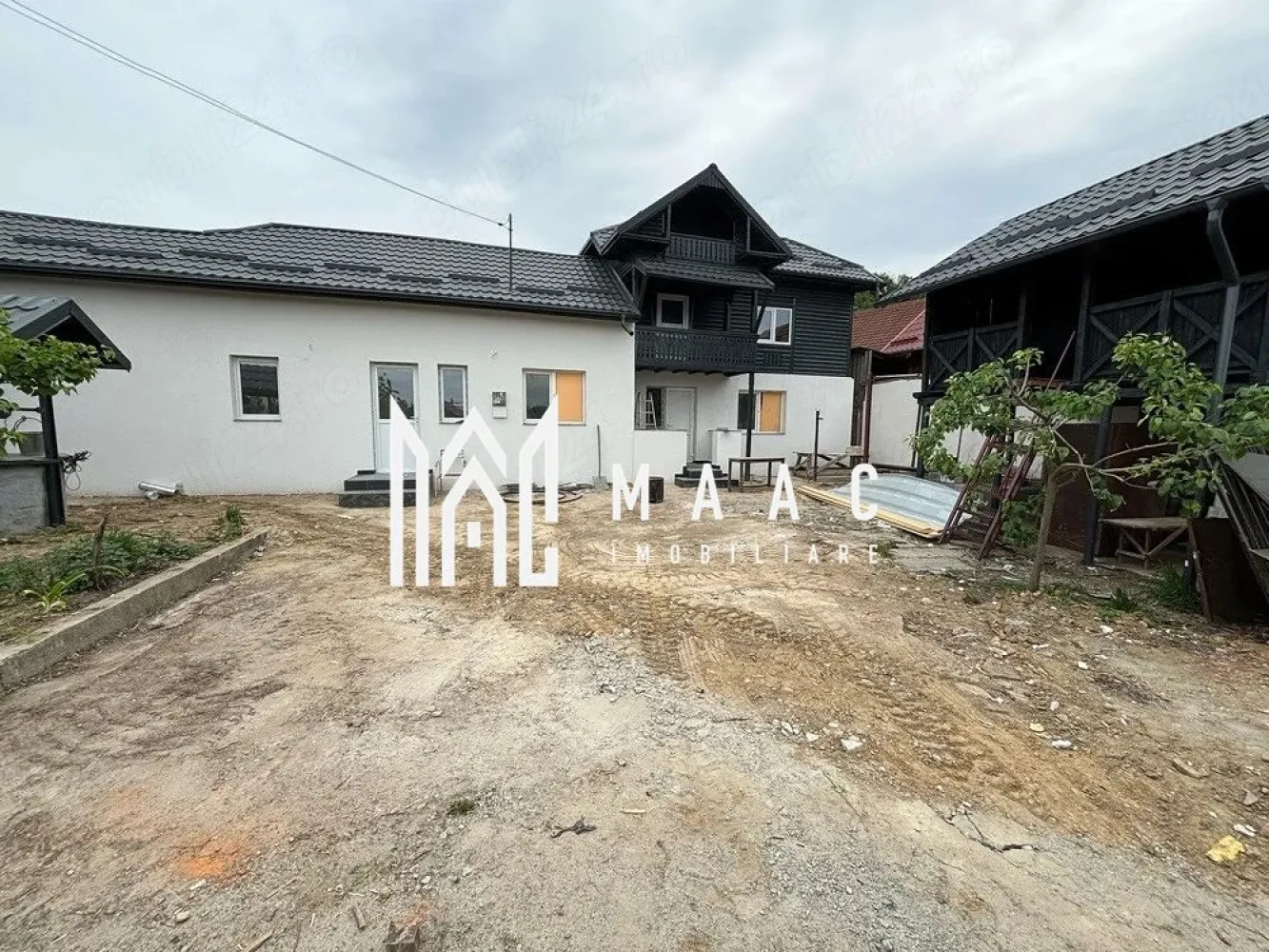 Casa Budesti 120 MPU |120 MP | Teren 360 mp | - MAAC Imobiliare vă propune spre vânzare o casă complet renovată, situată în Budești – Vâlcea, într-o zonă liniștită și apreciată, foarte aproape de oraș. Proprietatea se remarcă prin poziționarea excelentă la stradă principală, oferind acces rapid către principalele puncte de interes și toate facilitățile necesare unui stil de viață confortabil. Această casă este alegerea ideală pentru cei care își doresc intimitate, funcționalitate și o locuință pregătită pentru mutare imediată, într-o zonă rezidențială aflată în continuă dezvoltare.

Cu o suprafață utilă de 120 mp și teren de aproximativ 360 mp, proprietatea oferă spații generoase și bine optimizate, potrivite atât pentru o familie, cât și pentru cei care caută o investiție imobiliară sigură și valoroasă. Finisajele moderne, compartimentarea practică și curtea ușor de întreținut completează avantajele acestei proprietăți din Budești – Vâlcea.

Caracteristici:
-Casă complet renovată
-Suprafață utilă de 120 mp
-Teren de aproximativ 360 mp
-Locație excelentă, la stradă principală
-Zonă liniștită, aproape de oraș
-Ideală pentru locuit sau investiție
-Pregătită pentru mutare imediată

Compartimentare:
-Living spațios și luminos
-2 dormitoare confortabile
-Bucătărie practică și bine organizată
-Baie amenajată
-Cameră de lucru
-2 balcoane
-Terasă spațioasă
-Garaj
-Beci pentru depozitare suplimentară

Dotări și utilități:
-Centrală termică pe gaz
-Apă și canalizare
-Fântână proprie în curte
-Finisaje moderne
-Spații bine optimizate
-Curte ideală pentru relaxare

Avantaje:
-Poziționare foarte bună, aproape de oraș
-Acces facil către principalele puncte de interes
-Proprietate renovată complet, fără investiții suplimentare
-Curte practică și ușor de întreținut
-Ideală pentru familie
-Potențial excelent pentru investiție

Pentru mai multe detalii și programarea unei vizionări, vă rugăm să menționați CP3081971 în momentul apelului telefonic.