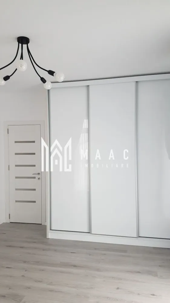 Apartament 2 camere | 54 MPU | Lazaret - MAAC Imobiliare vă propune spre închiriere un apartament modern cu 2 camere, complet mobilat și utilat, ideal pentru persoanele care își doresc confort, spații generoase și o locuință primitoare.
Apartamentul se remarcă prin compartimentarea practică, mobilierul modern, numeroasele spații de depozitare și balconul generos de 16 mp, perfect pentru relaxare.

Compartimentare:
-living spațios
-bucătărie separată
-dormitor matrimonial
-baie cu geam
-hol
-terasa de 16 mp

Dotări și avantaje:
-dormitor cu pat matrimonial și ladă pentru depozitare
-dressing generos în dormitor
-living mare cu colțar comod
-dressing mare în living pentru depozitare
-mobilier modern și funcțional
-bucătărie separată complet utilată
-cuptor electric
-plită pe gaz
-cuptor cu microunde
-hotă
-combină frigorifică
-baie spațioasă cu cabină de duș și geam pentru aerisire naturală
-mașină de spălat haine
-apartament complet mobilat și utilat modern
-balcon generos de 16 mp

Condiții:
-disponibilitate: de la sfarsitul lunii mai

Pentru mai multe detalii sau pentru programarea unei vizionări, vă rugăm să ne contactați specificând: ID CP3087164.