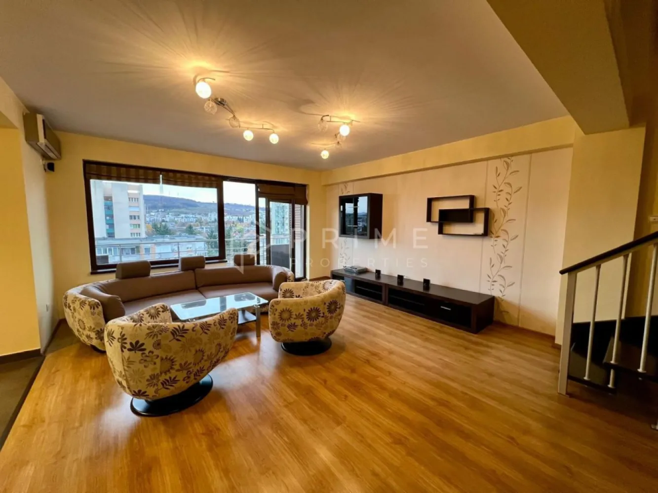 Apartament duplex modern, 4 camere, de vânzare, semicentral Tg Mureș - Apartament duplex de vânzare, în suprafață de 137 mp, situat pe etajele 3 și 4 ale unui imobil nou, modern și reprezentativ, amplasat într-o zonă semicentrală, ușor accesibilă și bine conectată la mijloacele de transport în comun.

Locuința se remarcă prin compartimentarea eficientă și designul elegant, oferind confortul unei case într-un spațiu urban. La primul nivel se află un hol primitor, un living spațios și luminos, o baie și o bucătărie complet mobilată și utilată cu electrocasnice moderne – mașină de spălat vase, plită, hotă, frigider și mașină de spălat rufe.

Etajul superior este destinat zonei de noapte și include trei dormitoare, un dressing generos și o baie mare.

Balcoanele generoase oferă o priveliște panoramică spectaculoasă asupra orașului și a zonei verzi din împrejurimi, creând un cadru ideal pentru momente de relaxare.

Apartamentul se vinde complet mobilat și utilat, fiind disponibil imediat.

Pentru clienții cumpărători, comisionul este 0%.
La Prime Properties, fiecare tranzacție înseamnă mai mult decât o simplă achiziție – este un proces complet, în care colaborăm cu cei mai buni profesioniști: notari, avocați, designeri, arhitecți, evaluatori, specialiști în certificate energetice, consultanți de credite imobiliare.
Astfel, atunci când alegi o proprietate prin noi, primești la pachet și siguranță, transparență și servicii impecabile pe tot parcursul drumului tău către casa ideală.
Ne dedicăm 100% fiecărui client, iar asta se reflectă în rezultate și în încrederea pe care o primim înapoi prin recomandările lor.
Proprietatea aceasta nu se potrivește exact nevoilor tale?
Lasă-ne să îți găsim alternativa potrivită. Agentul nostru îți va oferi soluții avantajoase și adaptate stilului tău de viață.