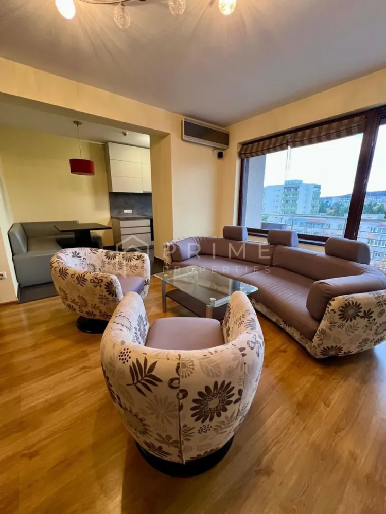 Apartament duplex modern, 4 camere, de vânzare, semicentral Tg Mureș - Apartament duplex de vânzare, în suprafață de 137 mp, situat pe etajele 3 și 4 ale unui imobil nou, modern și reprezentativ, amplasat într-o zonă semicentrală, ușor accesibilă și bine conectată la mijloacele de transport în comun.

Locuința se remarcă prin compartimentarea eficientă și designul elegant, oferind confortul unei case într-un spațiu urban. La primul nivel se află un hol primitor, un living spațios și luminos, o baie și o bucătărie complet mobilată și utilată cu electrocasnice moderne – mașină de spălat vase, plită, hotă, frigider și mașină de spălat rufe.

Etajul superior este destinat zonei de noapte și include trei dormitoare, un dressing generos și o baie mare.

Balcoanele generoase oferă o priveliște panoramică spectaculoasă asupra orașului și a zonei verzi din împrejurimi, creând un cadru ideal pentru momente de relaxare.

Apartamentul se vinde complet mobilat și utilat, fiind disponibil imediat.

Pentru clienții cumpărători, comisionul este 0%.
La Prime Properties, fiecare tranzacție înseamnă mai mult decât o simplă achiziție – este un proces complet, în care colaborăm cu cei mai buni profesioniști: notari, avocați, designeri, arhitecți, evaluatori, specialiști în certificate energetice, consultanți de credite imobiliare.
Astfel, atunci când alegi o proprietate prin noi, primești la pachet și siguranță, transparență și servicii impecabile pe tot parcursul drumului tău către casa ideală.
Ne dedicăm 100% fiecărui client, iar asta se reflectă în rezultate și în încrederea pe care o primim înapoi prin recomandările lor.
Proprietatea aceasta nu se potrivește exact nevoilor tale?
Lasă-ne să îți găsim alternativa potrivită. Agentul nostru îți va oferi soluții avantajoase și adaptate stilului tău de viață.
