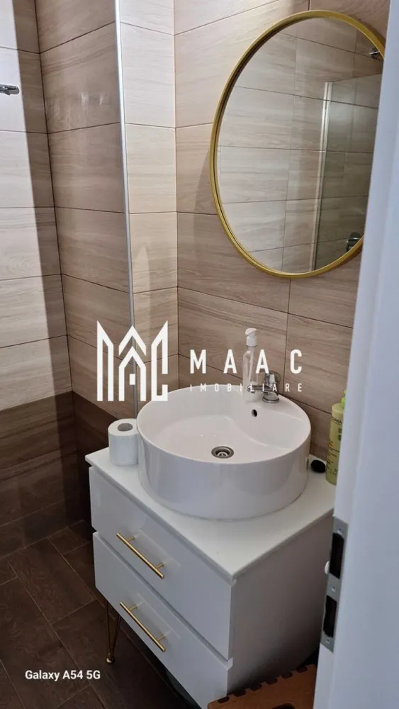 Apartament 3 camere | Etaj 1 | 70 MPU | Balcon | Parcare | Gusterita - MAAC Imobiliare vă propune spre închiriere un apartament decomandat, cu suprafața de 70 mp, situat la etajul 1 al unui imobil construit după anul 2019.
Locuința oferă un spațiu modern, luminos și bine compartimentat, potrivit pentru persoanele care caută confort și acces rapid către facilitățile orașului.

Detalii apartament
Suprafață utilă: 70 mp
Etaj: 1
Bloc construit după 2019
Compartimentare decomandată
Living și bucătărie open-space
Dotări și finisaje
Parchet laminat
Uși interioare din lemn
Ușă metalică la intrare
Bucătărie complet echipată:
cuptor
frigider
mașină de spălat vase
Baie cu finisaje moderne și plăci ceramice de calitate
Apartament luminos, cu multă lumină naturală
Avantaje locație
Aproape de:
magazine
școli
parcuri
centre medicale
stații de autobuz
centre educaționale
Acces rapid către principalele zone ale orașului
Disponibilitate
Apartamentul se eliberează la data de 1 iulie 2026
Potrivit pentru

familie
 cuplu
 chirie pe termen lung

Pentru mai multe detalii precizati telefonic ca ati vizionat anuntul cu ID: CP3087209