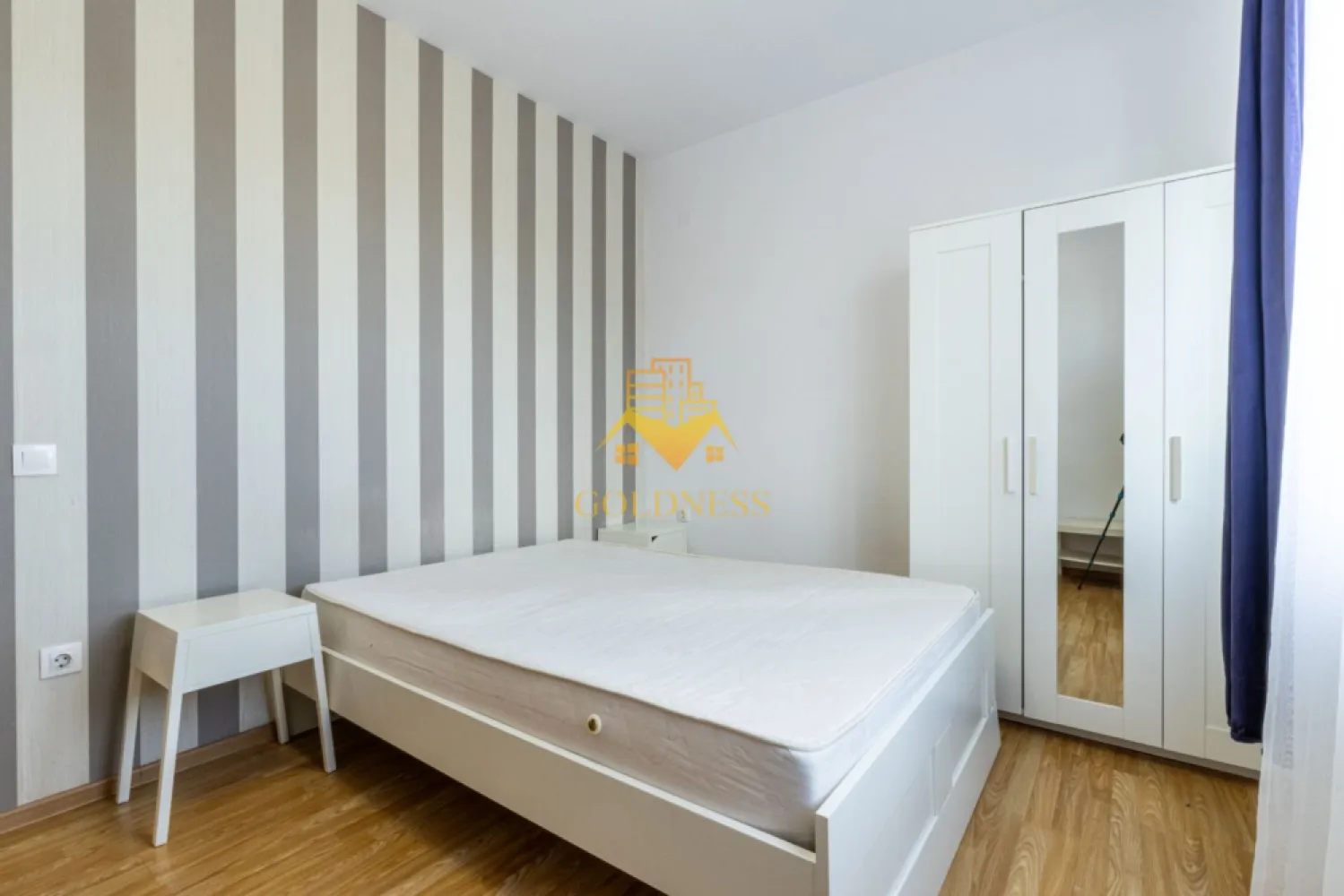 2 camere decomandate, modern, parcare, Cartierul Buna Ziua, Zona Audi - GOLDNESS Imobiliare vă propune spre închiriere un apartament cu 2 camere decomandate complet mobilat și utilat, la Parter într-un imobil de 4 etaje, în cartierul Buna Ziua. Apartamentul este compartimentat astfel:
 - dormitor cu pat matrimonial, dulap pentru haine, noptiere
 - dormitor cu canapea exntensibila, spatiu pentru depozitare.
 - bucataria complet utilată, loc de servit masa 
 - baie cu vana, calorifer port prosop inox și dulap pentru depozitare.

Imobilul este dotat cu toate cele necesare- centrală pe bloc , frigider, aragaz, frigider etc. 
Se află în apropierea stațiilor de transport în comun, magazine, restaurante, spații verzi, farmacii, etc. 
Dispune de loc de parcare!

Dacă sunteți interesați de acest apartament și doriți să îl vizionați, dar și pentru alte oferte sau detalii nu ezitați să ne contactați telefonic sau prin e-mail - goldnessimobiliare@gmail.com. Vă stăm la dispoziție!
Pentru intermediere se percepe un comision de 50% din prețul chiriei!