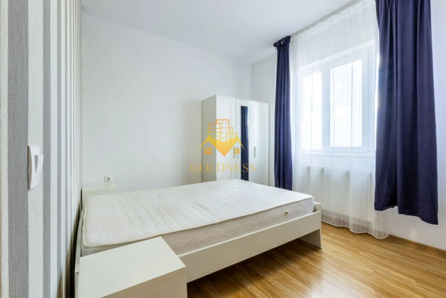 2 camere decomandate, modern, parcare, Cartierul Buna Ziua, Zona Audi - GOLDNESS Imobiliare vă propune spre închiriere un apartament cu 2 camere decomandate complet mobilat și utilat, la Parter într-un imobil de 4 etaje, în cartierul Buna Ziua. Apartamentul este compartimentat astfel:
 - dormitor cu pat matrimonial, dulap pentru haine, noptiere
 - dormitor cu canapea exntensibila, spatiu pentru depozitare.
 - bucataria complet utilată, loc de servit masa 
 - baie cu vana, calorifer port prosop inox și dulap pentru depozitare.

Imobilul este dotat cu toate cele necesare- centrală pe bloc , frigider, aragaz, frigider etc. 
Se află în apropierea stațiilor de transport în comun, magazine, restaurante, spații verzi, farmacii, etc. 
Dispune de loc de parcare!

Dacă sunteți interesați de acest apartament și doriți să îl vizionați, dar și pentru alte oferte sau detalii nu ezitați să ne contactați telefonic sau prin e-mail - goldnessimobiliare@gmail.com. Vă stăm la dispoziție!
Pentru intermediere se percepe un comision de 50% din prețul chiriei!
