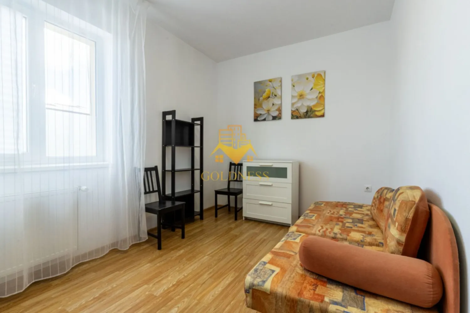2 camere decomandate, modern, parcare, Cartierul Buna Ziua, Zona Audi - GOLDNESS Imobiliare vă propune spre închiriere un apartament cu 2 camere decomandate complet mobilat și utilat, la Parter într-un imobil de 4 etaje, în cartierul Buna Ziua. Apartamentul este compartimentat astfel:
 - dormitor cu pat matrimonial, dulap pentru haine, noptiere
 - dormitor cu canapea exntensibila, spatiu pentru depozitare.
 - bucataria complet utilată, loc de servit masa 
 - baie cu vana, calorifer port prosop inox și dulap pentru depozitare.

Imobilul este dotat cu toate cele necesare- centrală pe bloc , frigider, aragaz, frigider etc. 
Se află în apropierea stațiilor de transport în comun, magazine, restaurante, spații verzi, farmacii, etc. 
Dispune de loc de parcare!

Dacă sunteți interesați de acest apartament și doriți să îl vizionați, dar și pentru alte oferte sau detalii nu ezitați să ne contactați telefonic sau prin e-mail - goldnessimobiliare@gmail.com. Vă stăm la dispoziție!
Pentru intermediere se percepe un comision de 50% din prețul chiriei!