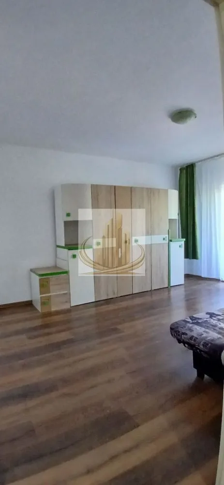 Apartament cu 1 camera 35mp Calea Aradului - Vă propunem spre vânzare un apartament cu 1 cameră, decomandat, situat în zona Calea Aradului, într-un imobil anvelopat termic, la etajul 1 din 4.

Locuința are o suprafață utilă de 35 mp, la care se adaugă un balcon de 4 mp, fiind ideală atât pentru locuit, cât și pentru investiție.

Compartimentare:

hol de acces spațios și modern, cu ușă metalică schimbată recent;
bucătărie separată, complet mobilată și utilată, cu electrocasnice aproape noi (unele încă în garanție) și spațiu pentru luat masa;
baie cu geam pentru aerisire naturală;
cameră mobilată, cu acces la balcon.

Alte beneficii:

apartamentul dispune de ceas de gaz separat;
există posibilitatea montării unei centrale termice proprii;
imobil anvelopat termic;
construcție din anul 1991.

Zona este liniștită și foarte bine conectată la principalele puncte de interes:

mijloace de transport în comun;
supermarketuri și magazine;
centre comerciale;
farmacii și alte facilități urbane.

Pentru mai multe detalii sau programarea unei vizionări, nu ezitați să ne contactați!