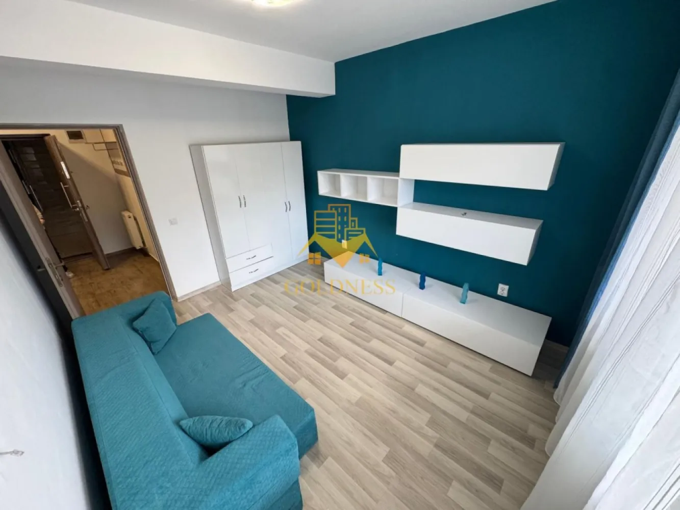 2 camere decomandate, modern, parcare, Cartierul Buna Ziua, Zona Audi - GOLDNESS Imobiliare vă propune spre închiriere un apartament cu 2 camere decomandate complet mobilat și utilat, la Parter într-un imobil de 4 etaje, în cartierul Buna Ziua. Apartamentul este compartimentat astfel:
 - dormitor cu pat matrimonial, dulap pentru haine, noptiere
 - dormitor cu canapea extensibila, spatiu pentru depozitare, noptiere
 - bucataria complet utilată, loc de servit masa 
 - baie cu vana, calorifer port prosop inox și dulap pentru depozitare.

Imobilul este dotat cu toate cele necesare- centrală pe bloc , frigider, aragaz, frigider etc. 
Se află în apropierea stațiilor de transport în comun, magazine, restaurante, spații verzi, farmacii, etc. 
Dispune de loc de parcare!

Dacă sunteți interesați de acest apartament și doriți să îl vizionați, dar și pentru alte oferte sau detalii nu ezitați să ne contactați telefonic sau prin e-mail - goldnessimobiliare@gmail.com. Vă stăm la dispoziție!
Pentru intermediere se percepe un comision de 50% din prețul chiriei!