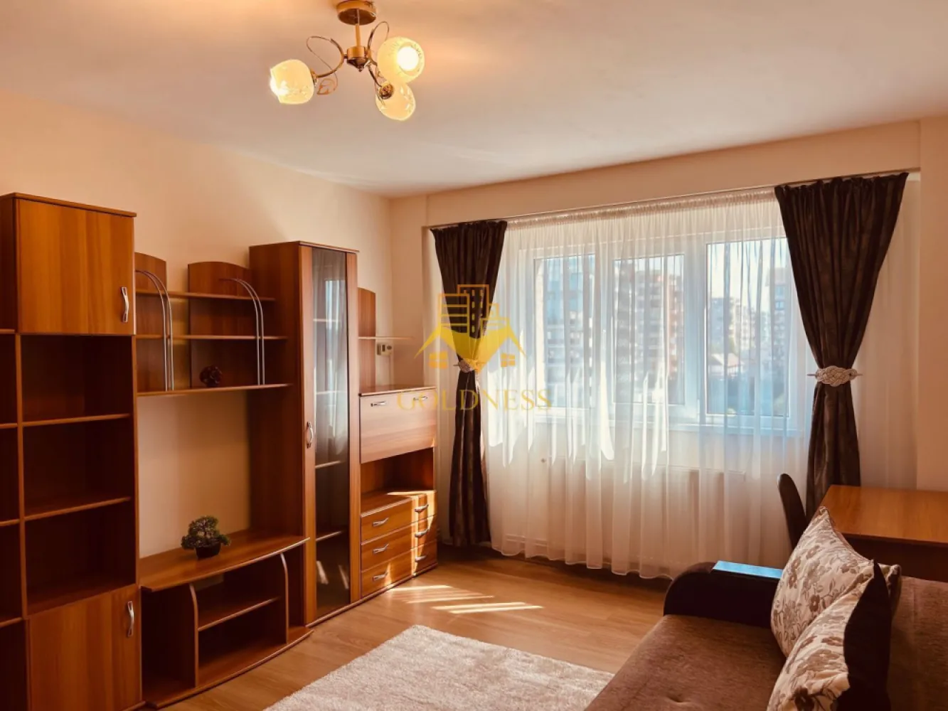 2 camere, Marasti,Iulius Mall,Aurel Vlaicu,Dorobantilor, Teodor Mihali - GOLDNESS Imobiliare vă propune spre închiriere un apartament cu 2 camere complet mobilat și utilat, la etajul 6 într-un imobil de 8 etaje, în Cartierul Marasti. 

Se află în apropierea stațiilor de transport în comun, magazine, restaurante, spații verzi, farmacii, etc. 

Apartamentul este compartimentat astfel:
 - dormitor cu pat matrimonial, dressing, noptiere
 - living cu canapea extensibilă 
 - bucătărie complet utilată și mobilată, loc de servit masa 
 - baie cu cada, calorifer port prosop și dulap pentru depozitare.
 - balcon de 8 mp.

Imobilul este dotat cu toate cele necesare- centrală proprie, frigider, aragaz, hotă, mașină de spălat haine, etc. 

Dacă sunteți interesați de acest apartament și doriți să îl vizionați, dar și pentru alte oferte nu ezitați să ne contactați telefonic sau prin e-mail. Vă stăm la dispoziție!
Pentru intermediere se percepe un comision de 50% din prețul chiriei!