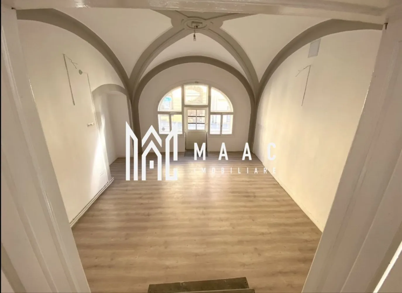 Spatiu comercial | Parter | 75 MPU | Vitrină stradală | Ultracentral - MAAC Imobiliare vă propune spre închiriere un spațiu comercial situat ultracentral, într-o zonă cu vad comercial foarte bun.

Poziționarea excelentă și vizibilitatea stradală îl recomandă pentru multiple activități comerciale.

Detalii spațiu
Suprafață utilă: 75 mp
Compartimentare:
2 încăperi generoase
birou
hol
grup sanitar
Dotări și beneficii
Vitrină mare la stradă – expunere excelentă
Spații înalte și luminoase
Renovat complet
Instalații noi
Centrală termică nouă
Uși și geamuri noi
Spațiu pregătit pentru utilizare imediată
Pretabil pentru

salon de înfrumusețare
farmacie
sediu bancar
showroom
cabinet
birouri
magazin / retail
alte activități comerciale

Avantaje locație
Ultracentral – Sibiu
La 3 minute de Piața Mare
Zonă intens circulată
Vad comercial excelent
Vizibilitate ridicată

Pentru mai multe detalii precizati telefonic ca ati vizionat anuntul cu ID: CP3087616