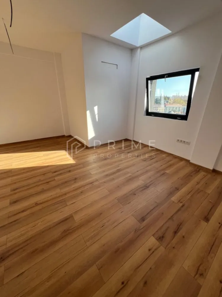 Spațiu de birouri premium de închiriat, Ultracentral Tărgu Mureș - Vă oferim spre închiriere un spațiu modern și elegant, situat într-o clădire nouă, cu poziționare ultracentrală, ideal pentru companii care își doresc vizibilitate și prestigiu.

Detalii spațiu:
Suprafață generoasă, dispusă pe două niveluri
Compartimentare practică, cu scară interioară
Spații luminoase, cu finisaje de calitate premium
Flexibilitate pentru amenajarea în funcție de necesități (birouri open space, săli de ședințe, zonă de recepție)

Facilități și avantaje:
Clădire nouă, cu standarde moderne de construcție
Locație ultracentrală, acces facil la instituții, restaurante, bănci și zone de interes
Imagine reprezentativă pentru brandul dvs.
Spațiu potrivit pentru firme din domenii precum: IT, consultanță, juridic, medical sau financiar

✅ O oportunitate excelentă pentru companiile care caută un spațiu de birouri premium, în inima orașului!

La Prime Properties, fiecare tranzacție înseamnă mai mult decât o simplă achiziție sau închiriere– este un proces complet, în care colaborăm cu cei mai buni profesioniști: notari, avocați, designeri, arhitecți, evaluatori, specialiști în certificate energetice, consultanți de credite imobiliare.
Ne dedicăm 100% fiecărui client, iar asta se reflectă în rezultate și în încrederea pe care o primim înapoi prin recomandările lor.
Proprietatea aceasta nu se potrivește exact nevoilor tale?
Lasă-ne să îți găsim alternativa potrivită. Agentul nostru îți va oferi soluții avantajoase și adaptate stilului tău de viață.
📞 Contactează-ne astăzi. Până acum nu am dezamăgit niciun client – și nu vom începe cu tine.