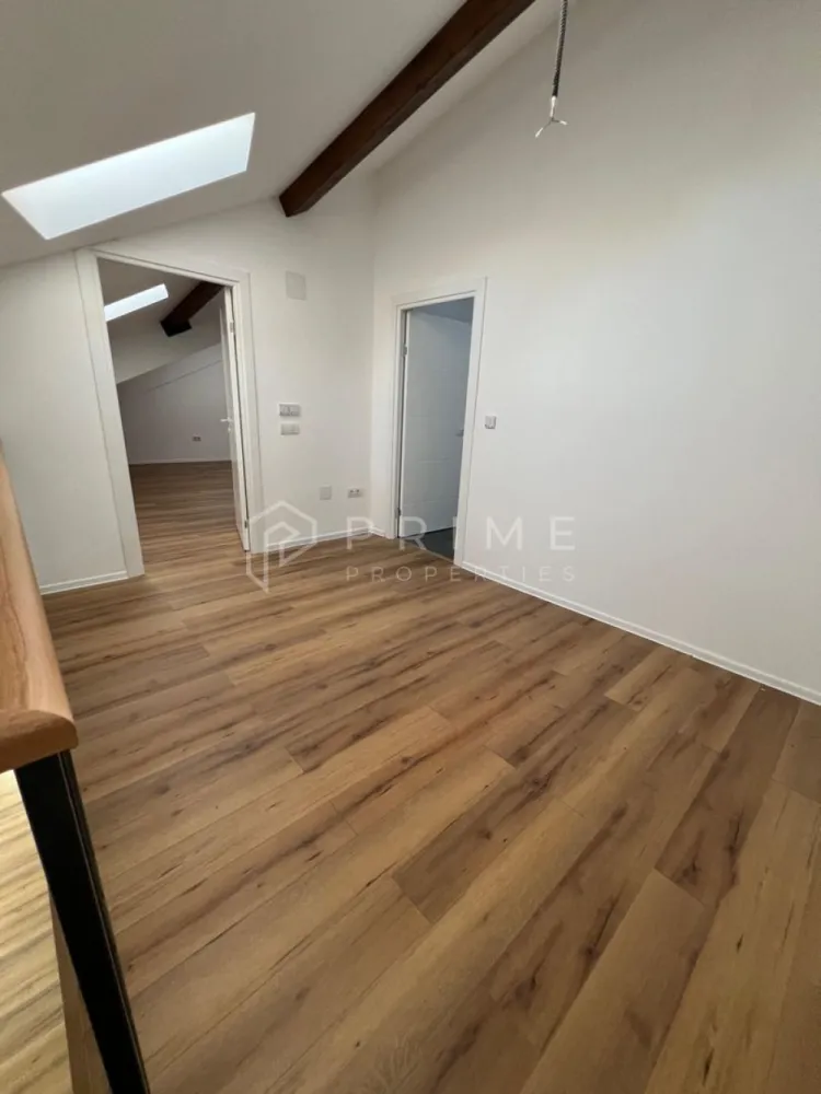 Spațiu de birouri premium de închiriat, Ultracentral Tărgu Mureș - Vă oferim spre închiriere un spațiu modern și elegant, situat într-o clădire nouă, cu poziționare ultracentrală, ideal pentru companii care își doresc vizibilitate și prestigiu.

Detalii spațiu:
Suprafață generoasă, dispusă pe două niveluri
Compartimentare practică, cu scară interioară
Spații luminoase, cu finisaje de calitate premium
Flexibilitate pentru amenajarea în funcție de necesități (birouri open space, săli de ședințe, zonă de recepție)

Facilități și avantaje:
Clădire nouă, cu standarde moderne de construcție
Locație ultracentrală, acces facil la instituții, restaurante, bănci și zone de interes
Imagine reprezentativă pentru brandul dvs.
Spațiu potrivit pentru firme din domenii precum: IT, consultanță, juridic, medical sau financiar

✅ O oportunitate excelentă pentru companiile care caută un spațiu de birouri premium, în inima orașului!

La Prime Properties, fiecare tranzacție înseamnă mai mult decât o simplă achiziție sau închiriere– este un proces complet, în care colaborăm cu cei mai buni profesioniști: notari, avocați, designeri, arhitecți, evaluatori, specialiști în certificate energetice, consultanți de credite imobiliare.
Ne dedicăm 100% fiecărui client, iar asta se reflectă în rezultate și în încrederea pe care o primim înapoi prin recomandările lor.
Proprietatea aceasta nu se potrivește exact nevoilor tale?
Lasă-ne să îți găsim alternativa potrivită. Agentul nostru îți va oferi soluții avantajoase și adaptate stilului tău de viață.
📞 Contactează-ne astăzi. Până acum nu am dezamăgit niciun client – și nu vom începe cu tine.