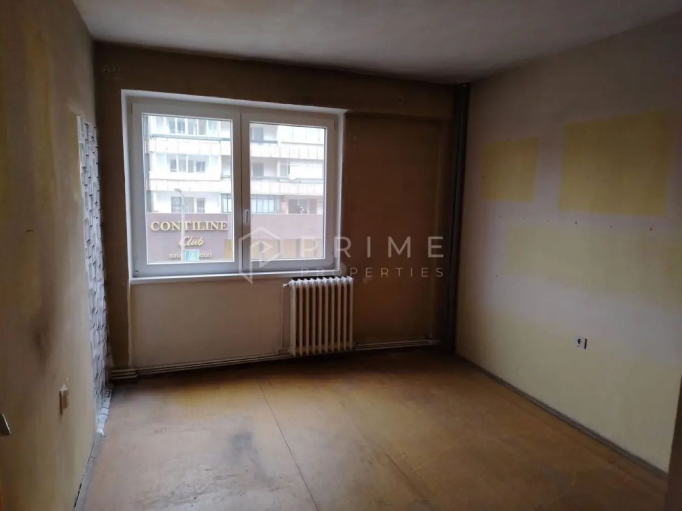 Apartament 3 Camere Decomandat – Cartier Tudor (Zona Fortuna) - Vă oferim spre vânzare un apartament cu 3 camere, situat într-una dintre cele mai căutate zone din Târgu Mureș, pe strada Înfrățirii, nr. 2. Proprietatea este ideală pentru cei care își doresc un cămin configurat după propriul gust, necesitând renovare totală.

Detalii Principale:
Locație: Cartier Tudor - Fortuna.
Suprafață utilă: 68,37 mp.

Compartimentare: Decomandat, Confort I.

Etaj: 2.
Structură: 3 camere și 2 băi.
Dotări și Facilități:
Centrală termică proprie deja instalată.
Geamuri termopan de calitate, montate recent (acum doi ani).

Disponibilitate: Imediat ocupabil.

Preț și Contact:
Preț: 117.500 Euro.

Telefon: 0745516102
