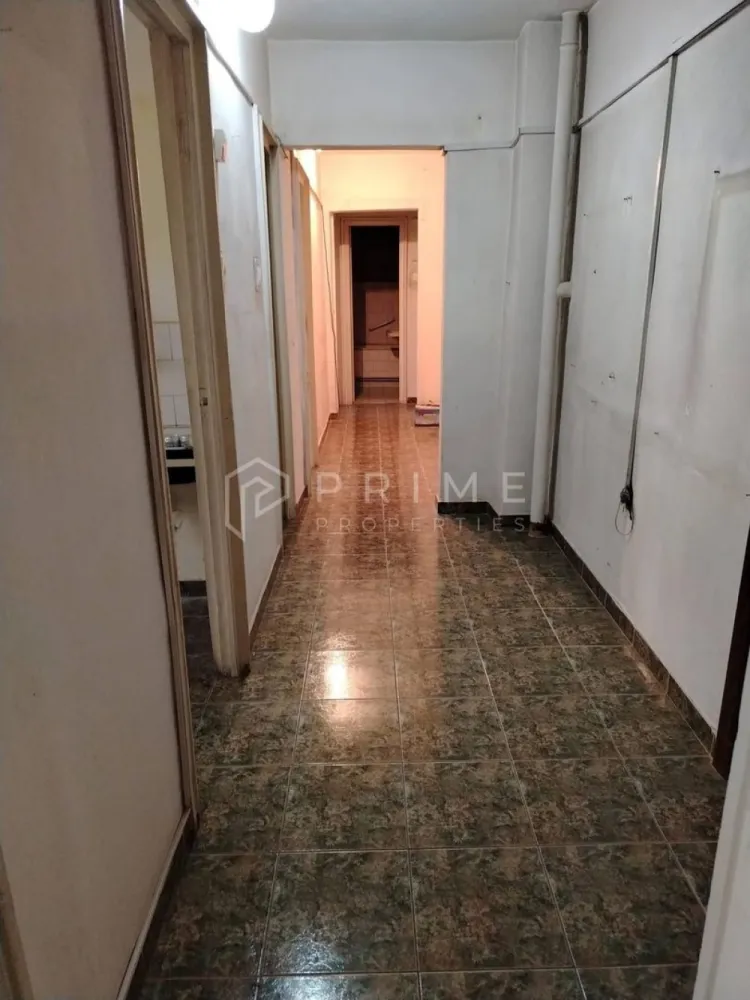 Apartament 3 Camere Decomandat – Cartier Tudor (Zona Fortuna) - Vă oferim spre vânzare un apartament cu 3 camere, situat într-una dintre cele mai căutate zone din Târgu Mureș, pe strada Înfrățirii, nr. 2. Proprietatea este ideală pentru cei care își doresc un cămin configurat după propriul gust, necesitând renovare totală.

Detalii Principale:
Locație: Cartier Tudor - Fortuna.
Suprafață utilă: 68,37 mp.

Compartimentare: Decomandat, Confort I.

Etaj: 2.
Structură: 3 camere și 2 băi.
Dotări și Facilități:
Centrală termică proprie deja instalată.
Geamuri termopan de calitate, montate recent (acum doi ani).

Disponibilitate: Imediat ocupabil.

Preț și Contact:
Preț: 117.500 Euro.

Telefon: 0745516102