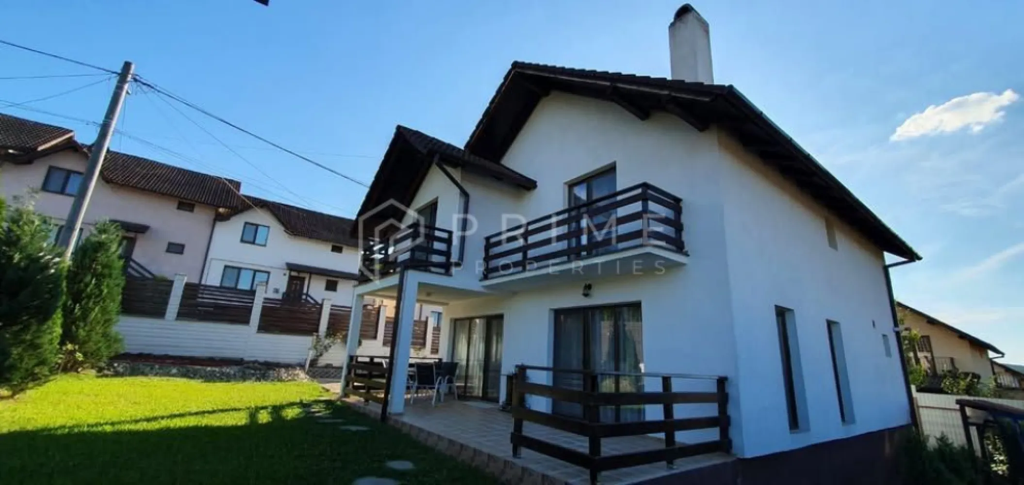 Casă individuală elegantă – Corunca, curte spațioasă - Casă individuală de vânzare – Corunca, zona Pensiunea Koronka
Confort, spațiu și calitate într-o zonă liniștită și bine conectată

Vă propunem spre vânzare o casă individuală spațioasă și elegantă, situată în Corunca, în apropierea Pensiunii Koronka. Proprietatea se remarcă prin suprafețele generoase, compartimentarea practică și atenția la detalii în construcție și finisaje.
📐 Suprafață desfășurată: 220 mp
🏡 Suprafață utilă: 163 mp
🌳 Teren: 528 mp

Compartimentare:
Parter:
Bucătărie open space
Living luminos cu șemineu pe lemne
Baie
Cameră tehnică
Cămară
Spațiu de depozitare sub casa scării
Terasă de 26 mp

Etaj:
3 dormitoare (inclusiv o cameră matrimonială cu baie proprie)
2 băi
Dressing
Casa scării
2 balcoane

Caracteristici tehnice și dotări:
Construcție din cărămidă pe fundație de beton
Izolație exterioară cu polistiren de 10 cm
Acoperiș din țiglă
Tâmplărie cu geam termopan
Încălzire cu centrală termică proprie
Scară interioară din beton îmbrăcată în lemn masiv de stejar, cu balustradă din stejar
Șemineu pe lemne
Toate utilitățile: gaz, curent, apă, canalizare
Curte amenajată:
Suprafață totală teren: 528 mp
Parcare interioară
Curte pavată, gazon îngrijit
Zonă de grătar și relaxare

Alte detalii:
Casa se vinde mobilată complet, conform fotografiilor
Proprietatea este pregătită pentru locuire imediată
Schimb posibil cu apartament 2–3 camere în zona Tudor, la evaluare corectă (diferența se achită de cumpărător)

Avantaje competitive:
Casă individuală într-o zonă liniștită, dar ușor accesibilă
Construcție solidă, materiale premium și finisaje elegante
Spațiu generos, ideal pentru o familie
Curte complet amenajată, cu zonă verde și loc de relaxare

💶 Preț: 227.000 E, negociabil , 
📞 Pentru mai multe detalii sau pentru programarea unei vizionări, vă invităm să ne contactați: 0732336104

Pentru clienții cumpărători, comisionul este 0%.
La Prime Properties, fiecare tranzacție înseamnă mai mult decât o simplă achiziție – este un proces complet, în care colaborăm cu cei mai buni profesioniști: notari, avocați, designeri, arhitecți, evaluatori, specialiști în certificate energetice, consultanți de credite imobiliare.
Astfel, atunci când alegi o proprietate prin noi, primești la pachet și siguranță, transparență și servicii impecabile pe tot parcursul drumului tău către casa ideală.
Ne dedicăm 100% fiecărui client, iar asta se reflectă în rezultate și în încrederea pe care o primim înapoi prin recomandările lor.
Proprietatea aceasta nu se potrivește exact nevoilor tale?
Lasă-ne să îți găsim alternativa potrivită. Agentul nostru îți va oferi soluții avantajoase și adaptate stilului tău de viață.
📞 Contactează-ne astăzi. Până acum nu am dezamăgit niciun client – și nu vom începe cu tine.