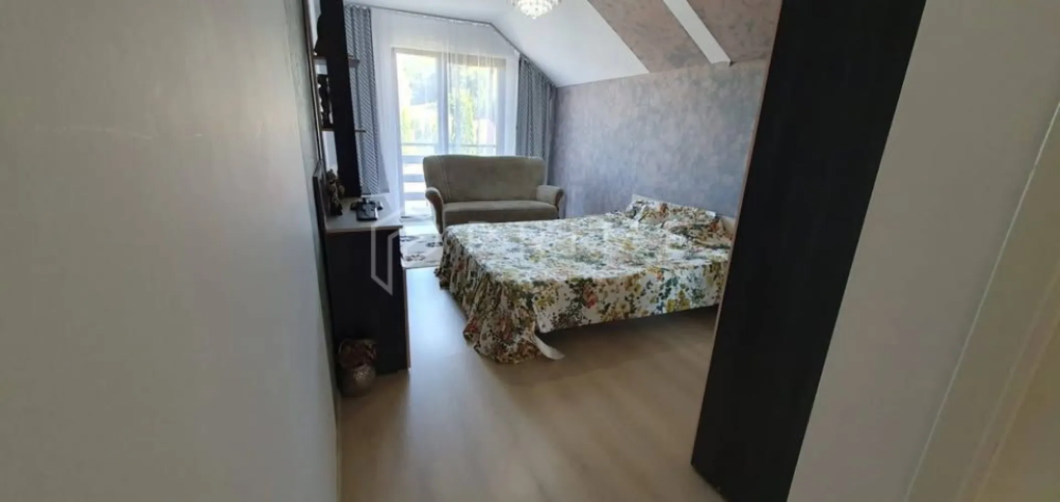 Casă individuală elegantă – Corunca, curte spațioasă - Casă individuală de vânzare – Corunca, zona Pensiunea Koronka
Confort, spațiu și calitate într-o zonă liniștită și bine conectată

Vă propunem spre vânzare o casă individuală spațioasă și elegantă, situată în Corunca, în apropierea Pensiunii Koronka. Proprietatea se remarcă prin suprafețele generoase, compartimentarea practică și atenția la detalii în construcție și finisaje.
📐 Suprafață desfășurată: 220 mp
🏡 Suprafață utilă: 163 mp
🌳 Teren: 528 mp

Compartimentare:
Parter:
Bucătărie open space
Living luminos cu șemineu pe lemne
Baie
Cameră tehnică
Cămară
Spațiu de depozitare sub casa scării
Terasă de 26 mp

Etaj:
3 dormitoare (inclusiv o cameră matrimonială cu baie proprie)
2 băi
Dressing
Casa scării
2 balcoane

Caracteristici tehnice și dotări:
Construcție din cărămidă pe fundație de beton
Izolație exterioară cu polistiren de 10 cm
Acoperiș din țiglă
Tâmplărie cu geam termopan
Încălzire cu centrală termică proprie
Scară interioară din beton îmbrăcată în lemn masiv de stejar, cu balustradă din stejar
Șemineu pe lemne
Toate utilitățile: gaz, curent, apă, canalizare
Curte amenajată:
Suprafață totală teren: 528 mp
Parcare interioară
Curte pavată, gazon îngrijit
Zonă de grătar și relaxare

Alte detalii:
Casa se vinde mobilată complet, conform fotografiilor
Proprietatea este pregătită pentru locuire imediată
Schimb posibil cu apartament 2–3 camere în zona Tudor, la evaluare corectă (diferența se achită de cumpărător)

Avantaje competitive:
Casă individuală într-o zonă liniștită, dar ușor accesibilă
Construcție solidă, materiale premium și finisaje elegante
Spațiu generos, ideal pentru o familie
Curte complet amenajată, cu zonă verde și loc de relaxare

💶 Preț: 227.000 E, negociabil , 
📞 Pentru mai multe detalii sau pentru programarea unei vizionări, vă invităm să ne contactați: 0732336104

Pentru clienții cumpărători, comisionul este 0%.
La Prime Properties, fiecare tranzacție înseamnă mai mult decât o simplă achiziție – este un proces complet, în care colaborăm cu cei mai buni profesioniști: notari, avocați, designeri, arhitecți, evaluatori, specialiști în certificate energetice, consultanți de credite imobiliare.
Astfel, atunci când alegi o proprietate prin noi, primești la pachet și siguranță, transparență și servicii impecabile pe tot parcursul drumului tău către casa ideală.
Ne dedicăm 100% fiecărui client, iar asta se reflectă în rezultate și în încrederea pe care o primim înapoi prin recomandările lor.
Proprietatea aceasta nu se potrivește exact nevoilor tale?
Lasă-ne să îți găsim alternativa potrivită. Agentul nostru îți va oferi soluții avantajoase și adaptate stilului tău de viață.
📞 Contactează-ne astăzi. Până acum nu am dezamăgit niciun client – și nu vom începe cu tine.