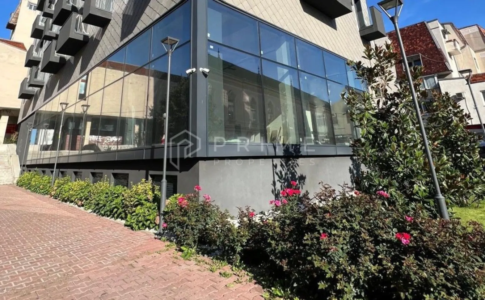 Spațiu comercial premium de închiriat, 200 mp, ultracentral Tg. Mureș - Vă propunem spre închiriere un spațiu comercial de lux, unic pe piața din Târgu Mureș, situat în cea mai bună zonă ultracentrală a orașului.

Suprafață generoasă: 200 mp. 

Vizibilitate excepțională: pereți aproape integral din sticlă, ce asigură luminozitate naturală și o expunere spectaculoasă către traficul pietonal și rutier intens.

Avantaje și caracteristici:
Concept arhitectural modern, spațiu deschis și versatil
Acces facil pietonal și auto
Posibilitate de personalizare în funcție de domeniul de activitate
Potrivit pentru branduri și business-uri premium

Destinații recomandate:
magazine de prezentare produse premium (fashion, tehnologie, design interior, mobilier, corpuri iluminat etc)
supermarketuri de prestigiu
restaurante, cafenele high-class
bănci sau instituții financiare
sală de fittness premium
showroom-uri de lux

📍 Localizare: în inima orașului, zonă ultracentrală cu vad comercial maxim, acces imediat la instituții, sedii de firme, restaurante și zone intens circulate.

📞 Un spațiu premium, pentru un brand premium. Contactează-ne pentru detalii și vizionare!

La Prime Properties, fiecare tranzacție înseamnă mai mult decât o simplă achiziție – este un proces complet, în care colaborăm cu cei mai buni profesioniști: notari, avocați, designeri, arhitecți, evaluatori, specialiști în certificate energetice, consultanți de credite imobiliare.

Ne dedicăm 100% fiecărui client, iar asta se reflectă în rezultate și în încrederea pe care o primim înapoi prin recomandările lor.

Proprietatea aceasta nu se potrivește exact nevoilor tale?

Lasă-ne să îți găsim alternativa potrivită. Agentul nostru îți va oferi soluții avantajoase și adaptate stilului tău de viață.

📞 Contactează-ne astăzi. Până acum nu am dezamăgit niciun client – și nu vom începe cu tine.