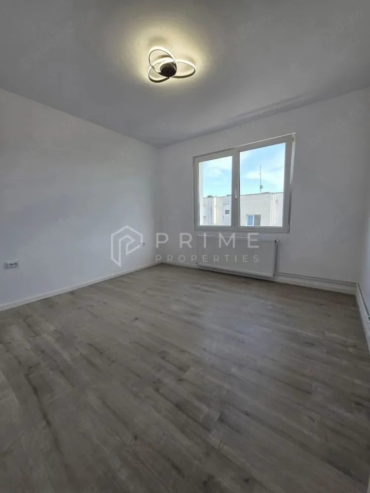 Apartament modern cu 3 camere, complet renovat – Zona Unirii - Vă propunem spre vânzare un apartament cu 3 camere, finisat modern și complet echipat, situat într-o zonă de interes a cartierului Unirii. Proprietatea a beneficiat de o renovare integrală, fiind pregătită pentru o mutare imediată.

Detalii tehnice și compartimentare:

Suprafață utilă: 66,49 mp
Compartimentare: Decomandat, oferind un spațiu bine organizat și o luminozitate optimă
Etaj: 4 din 4
Configurație: 3 camere, 2 băi (confort sporit pentru familii), balcon și hol.

Dotări și avantaje:

Renovare completă: Finisaje moderne și materiale de calitate superioară.
Echipare bucătărie: Se vinde cu bucătăria complet mobilată și utilată cu electrocasnice noi, aflate în garanție.
Climatizare: Dotat cu aparat de aer condiționat pentru un confort termic optim.
Depozitare: Proprietatea include o boxă proprie (beci), oferind spațiu suplimentar pentru depozitare.
Balcon: Spațiu ideal pentru relaxare.

Localizare:
Apartamentul este situat în cartierul Unirii, o zonă foarte căutată pentru liniște și accesibilitate. În imediata proximitate se află unități de învățământ (școală, grădiniță), centre comerciale, stații de transport în comun și alte facilități urbane esențiale.

Datorită dotărilor moderne și a locației, acest apartament reprezintă o oportunitate excelentă atât pentru o familie, cât și pentru o investiție pe piața chiriilor.