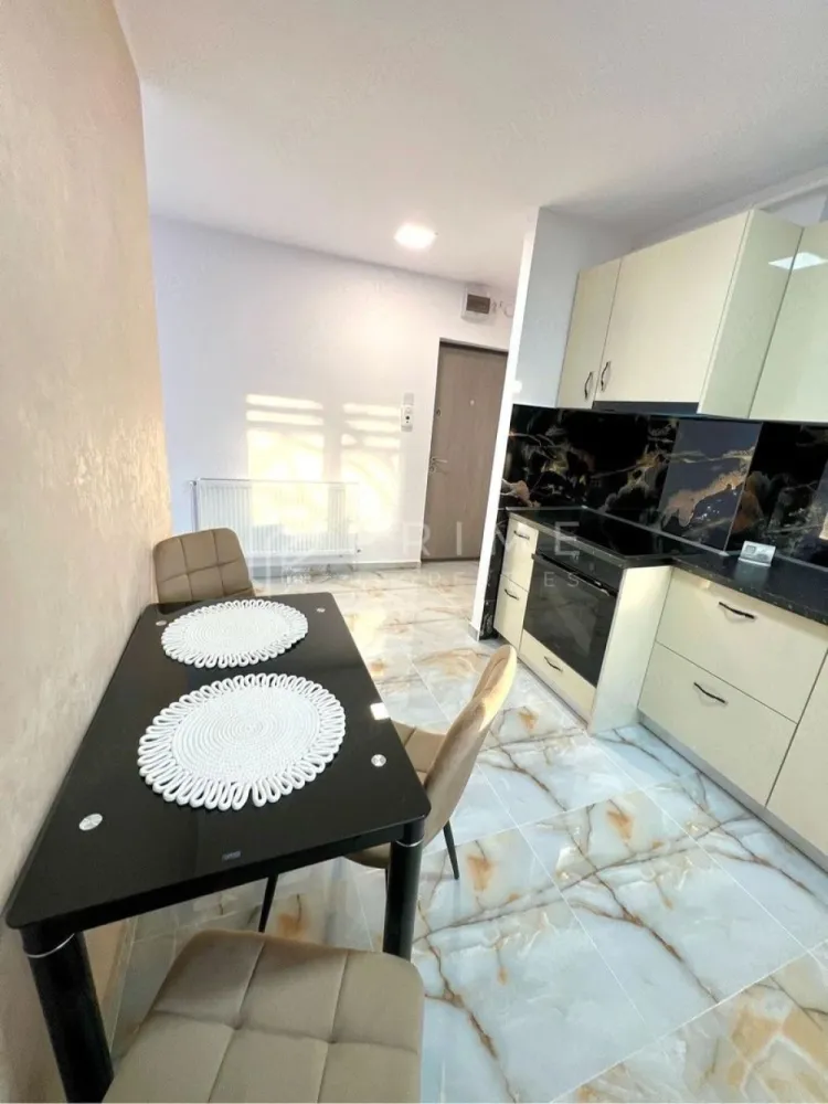 Apartament Premium cu 2 camere – Cartier 7 Noiembrie - Vă propunem spre vânzare un apartament cu 2 camere, confort 1, decomandat, situat în cea mai căutată zonă a orașului Târgu Mureș: cartierul 7 Noiembrie. Proprietatea se află la etajul 3 și beneficiază de o poziționare deosebită, cu vedere directă spre parc și protejată de zgomotul traficului urban.

Detalii tehnice și finisaje:

Suprafață: 52 mp, compartimentare decomandată.
Renovare (2026): Imobilul a fost renovat recent folosind materiale de calitate PREMIUM, fiind la prima utilizare după finalizarea lucrărilor.
Mobilier și dotări: Se vinde complet mobilat și utilat, exact cum este prezentat în fotografii. Toate electrocasnicele sunt NOI și beneficiază de GARANȚIE.

Localizare și facilități:
Apartamentul este ideal pentru cei care își doresc proximitate față de punctele cheie ale orașului, fiind situat în imediata apropiere de:
Educație și Sănătate: Universitatea UMFST, unități spitalicești, școli și grădinițe.
Comerț și Servicii: Piața agro-alimentară, supermarketuri (Profi non-stop), farmacii, bănci.
Timp liber: Complexul de agrement Weekend, restaurante, cafenele și zone verzi.
Mobilitate: Acces facil la stațiile de autobuz și taxi.

Statut juridic:
Proprietatea este liberă de sarcini, cu toate documentele la zi. Predarea cheilor către noul proprietar se face imediat, în ziua perfectării actelor la notar.

Datorită locației strategice și a standardelor înalte de renovare, acest apartament reprezintă o oportunitate rară de investiție sau o locuință ideală pentru cei mai exigenți clienți.