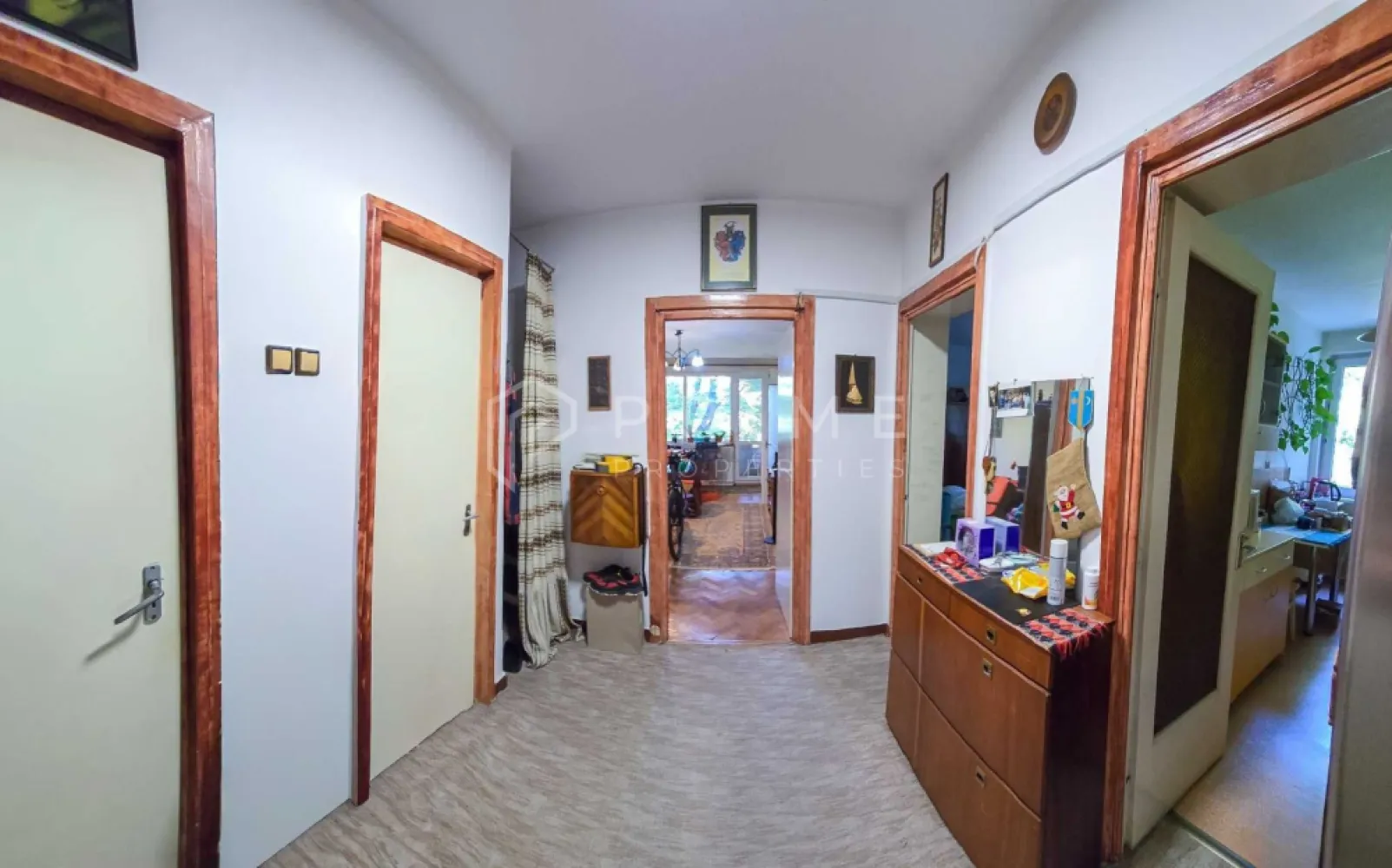 Apartament spațios cu 3 camere, decomandat – Zona 7 Noiembrie / UMFST - Vă propunem spre vânzare un apartament cu 3 camere, decomandat, confort 1, situat într-una dintre cele mai căutate și accesibile zone din Târgu Mureș: cartierul 7 Noiembrie (zona Bulevardului 22 Decembrie 1989), pe strada Constantin Romanu Vivu.
Datorită poziționării strategice, această proprietate reprezintă o alegere excelentă atât pentru locuit, cât și ca investiție sigură, cu un randament ridicat la închiriere.

Detalii principale:

Suprafață: 72 mp, cu o compartimentare extrem de practică
Regim de înălțime: Etajul 2 din 3 (imobil cu regim redus de înălțime)
Tip construcție: Clădire solidă din cărămidă
Disponibilitate: Eliberabil imediat

Compartimentare:
Locuința este complet decomandată și oferă spații generoase, fiind alcătuită din:

3 camere luminoase
2 antreuri
1 baie principală și 1 grup sanitar de serviciu (WC)
Bucătărie
Spații de depozitare: cămară și 2 debarale
Terasă

Avantaje și localizare:

Puncte de interes major: Situat la doar câteva minute de UMFST, principalele spitale din zonă și piața de zi.
Public țintă: Configurația și locația îl fac ideal pentru studenți, cadre medicale, dar și pentru o familie care își dorește acces rapid la facilitățile urbane.