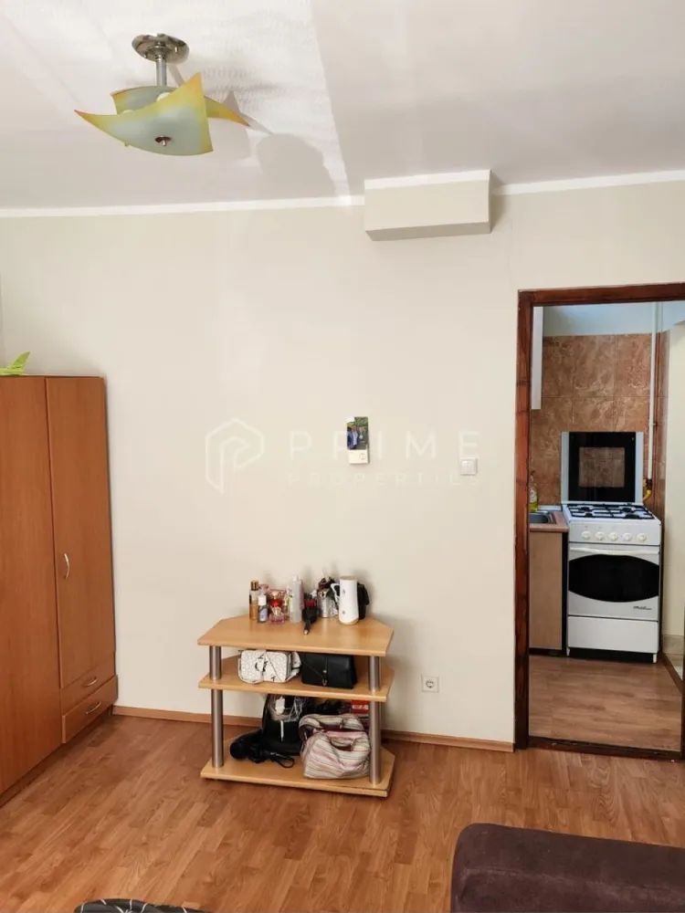 Apartament 1 camera Tudor | str Prieteniei parter | - Vă prezentăm spre vânzare această garsonieră cu o suprafață utilă de 24 mp situată la parterul unui bloc cu 4 etaje pe strada Prieteniei în Tudor
Garsoniera îți oferă un spațiu confortabil cu pardoseli laminate în bucătărie și living, iar băile sunt finisate cu gresie. Pereții sunt vopsiți cu vopsea lavabilă , creând o atmosferă luminoasă și primitoare.
Proprietatea se află într-o zonă bine conectată, aproape de transport public, cu stații de autobuz la doar câțiva pași. 
De asemenea, ai acces ușor la restaurante, cafenele și magazine, ceea ce face viața de zi cu zi mai plăcută.

La Prime Properties, fiecare tranzacție înseamnă mai mult decât o simplă achiziție – este un proces complet, în care colaborăm cu cei mai buni profesioniști: notari, avocați, designeri, arhitecți, evaluatori, specialiști în certificate energetice, consultanți de credite imobiliare.
Astfel, atunci când alegi o proprietate prin noi, primești la pachet și siguranță, transparență și servicii impecabile pe tot parcursul drumului tău către casa ideală.
Ne dedicăm 100% fiecărui client, iar asta se reflectă în rezultate și în încrederea pe care o primim înapoi prin recomandările lor.
Proprietatea aceasta nu se potrivește exact nevoilor tale?
Lasă-ne să îți găsim alternativa potrivită. Agentul nostru îți va oferi soluții avantajoase și adaptate stilului tău de viață.
📞 Contactează-ne astăzi. Până acum nu am dezamăgit niciun client – și nu vom începe cu tine.
Comision 0% pentru cumpărători