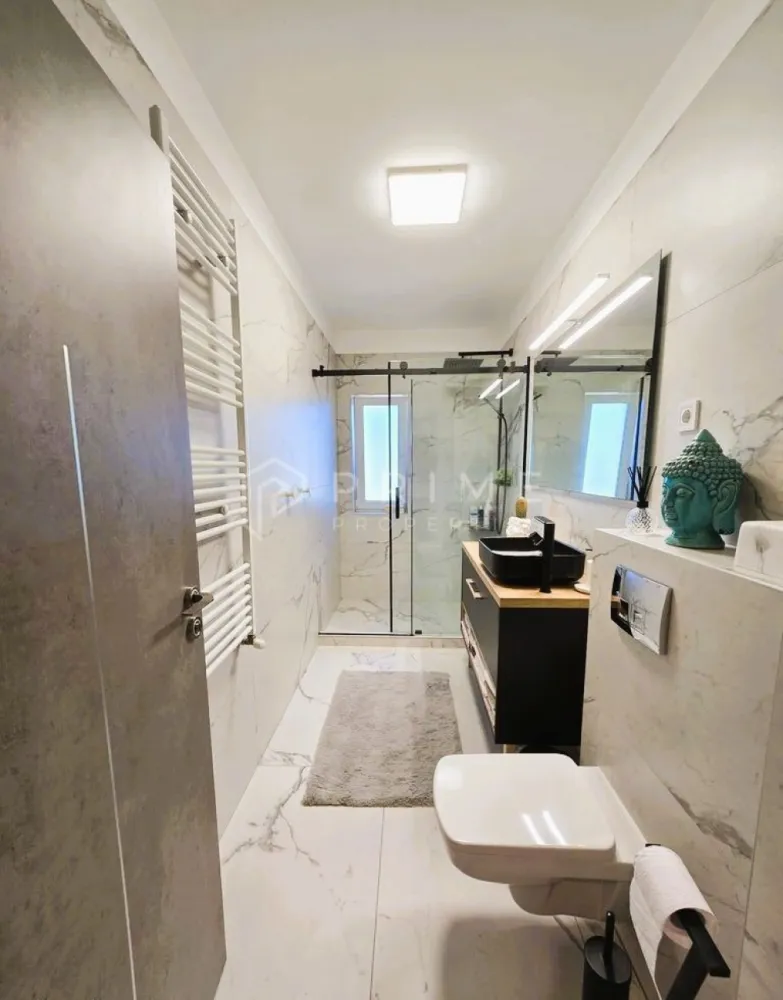 Penthouse 120 mp utili, 4 camere, cu terase generoase 60 mp, Unirii - Alege rafinamentul unui penthouse de exceptie, care imbina confortul, functionalitatea si estetica, amenajat intr-un stil minimalist, cu finisaje si dotari de top.

Detalii penthouse : Dispune de 2 nivele cu scara interioara. Primul nivel ( 80 mp utili ): hol spatios, living si bucatarie openspace ( 55mp ) + balcon ( 16mp ), magazie debara ( foarte utila pentru depozitare ), dormitor de oaspeti cu balcon, baie cu dus walk in spatios
Al doilea nivel ( 40 mp utili ): 2 dormitoare, hol + casa scarii, baie cu o cada free standing, dressing, *terasa superba de 42 mp*

Detalii :
suprafata construita 158 mp
suprafata utila 120 mp
suprafata terase 66 mp

Bucataria este complet mobilata si utilata ( mobila la comanda MDF si HPL ), cu o insula deosebita, electrocasnice de top (Electrolux, Teka) , frigider incorporat Beko.
Mobilier living si dining de o foarte buna calitate (somproduct, mobilier1, urban woods, zara home), baile sunt utilate complet cu mobilier de calitate (romstal) si baterii hansgrohe. Dormitoare mobilate complet, unul pentru copii cu mobila lemn masiv ( vopsea apa ). Dressing-ul la comanda mdf cu sistem de iluminare led integrat . Aer conditionat de 18 BTU Gree. Centrala proprie pe gaz cu sistem inteligent de control TADO, 
3 televizoare de ultima generatie, videointerfon cu inregistrare apeluri.

Dispune de 2 locuri de parcare.

*Terasa spatioasa de 66 mp, cu vedere deschisa, compusa din : set canapea, masa si fotolii din aluminiu, doua sezlonguri aluminiu cu saltele relax, cuib ratan de relaxare, gratar pe gaz cu 4 arzatoare (Tenneker)

Acest penthouse imbina perfect functionalitatea unei locuinte de familie cu eleganta unui spatiu modern si exclusivist.
