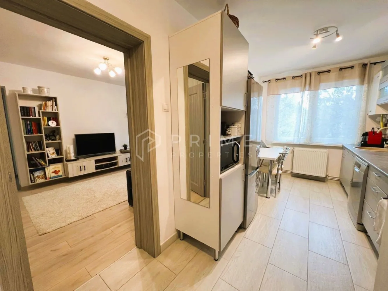 Apartament 2 camere | Aleea Carpați | Etaj 3/4 | Balcon 9 mp - Vă propunem spre vânzare un apartament cochet, renovat și frumos amenajat, situat în zona Aleea Carpați, una dintre cele mai liniștite și verzi zone din Târgu Mureș, la doar câțiva pași de râul Mureș.

🔹 Detalii proprietate:
2 camere
Etaj 3 din 4 (intermediar)
Balcon generos de 9 mp
Baie cu geam

🔹 Design & confort
Apartamentul a fost renovat și este amenajat cu bun gust, fiind complet mobilat și utilat, pregătit pentru mutare imediată.
Spațiu luminos și primitor
Compartimentare practică
Perete exterior izolat pe interior – pentru un plus de confort termic

🌳 Locație
Zona oferă un cadru ideal pentru relaxare, fiind foarte liniștită și înconjurată de verdeață, cu acces rapid către promenada de pe malul Mureșului, magazine și alte facilități.

🔹 Beneficii suplimentare:
Spațiu de depozitare comun pe etaj
Vecinătate plăcută
Ideal pentru locuință sau investiție

Un apartament echilibrat, într-o zonă apreciată pentru liniște și natură.

Vă invităm să ne contactați pentru detalii și programarea unei vizionări.