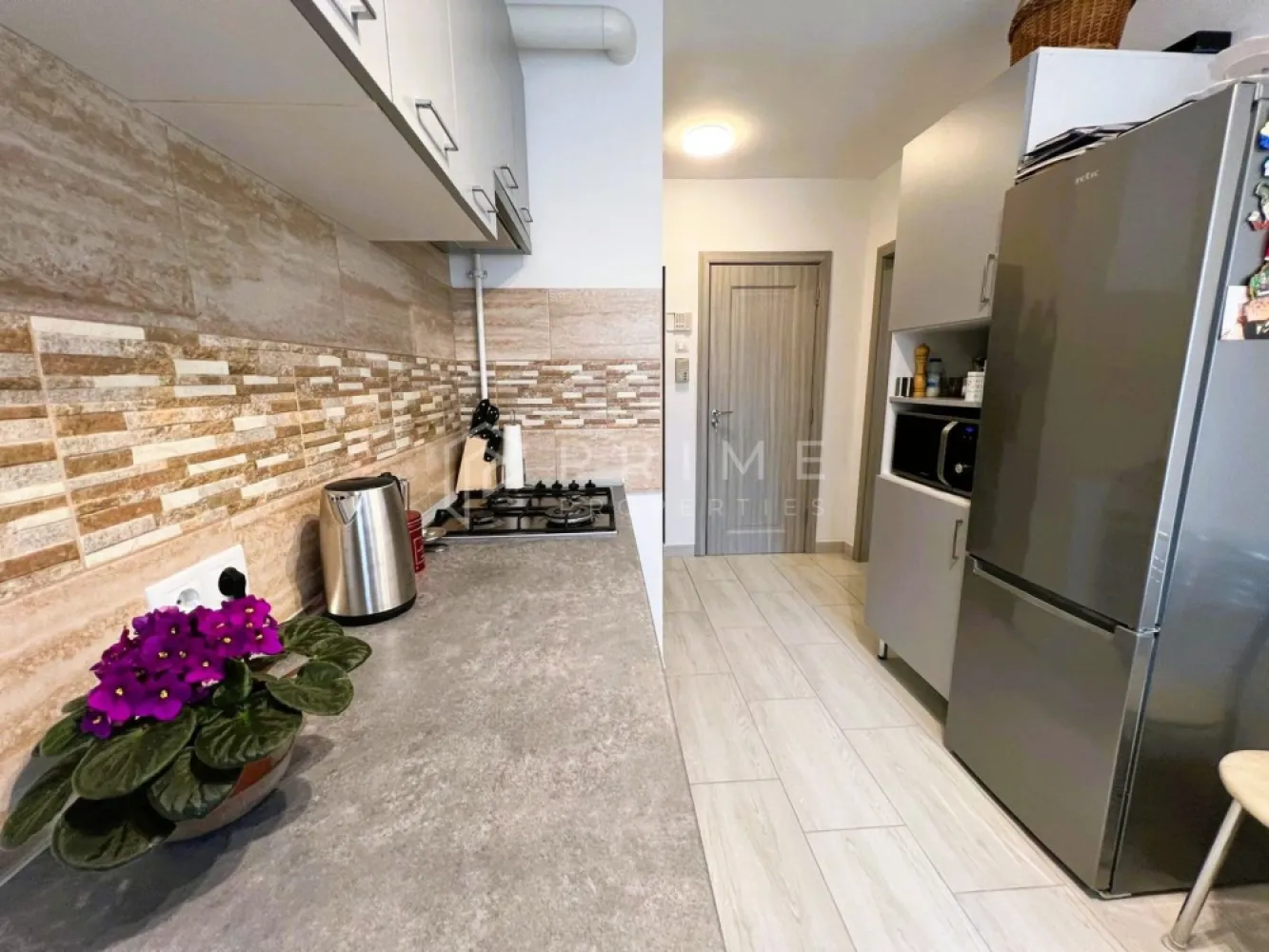 Apartament 2 camere | Aleea Carpați | Etaj 3/4 | Balcon 9 mp - Vă propunem spre vânzare un apartament cochet, renovat și frumos amenajat, situat în zona Aleea Carpați, una dintre cele mai liniștite și verzi zone din Târgu Mureș, la doar câțiva pași de râul Mureș.

🔹 Detalii proprietate:
2 camere
Etaj 3 din 4 (intermediar)
Balcon generos de 9 mp
Baie cu geam

🔹 Design & confort
Apartamentul a fost renovat și este amenajat cu bun gust, fiind complet mobilat și utilat, pregătit pentru mutare imediată.
Spațiu luminos și primitor
Compartimentare practică
Perete exterior izolat pe interior – pentru un plus de confort termic

🌳 Locație
Zona oferă un cadru ideal pentru relaxare, fiind foarte liniștită și înconjurată de verdeață, cu acces rapid către promenada de pe malul Mureșului, magazine și alte facilități.

🔹 Beneficii suplimentare:
Spațiu de depozitare comun pe etaj
Vecinătate plăcută
Ideal pentru locuință sau investiție

Un apartament echilibrat, într-o zonă apreciată pentru liniște și natură.

Vă invităm să ne contactați pentru detalii și programarea unei vizionări.
