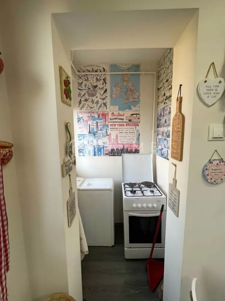 Apartament 2 camere semicentral etaj 3 - Vă prezentăm spre vânzare un apartament cu 2 camere, 48 mp confort 1, etaj 3 din 4, bloc de cărămidă semicentral în Târgu Mureș pe str.Bodor Peter.
Apartamentul este situat într-o zona bine conectată la 5 minute, pe jos, de: Centru, clădirile UMFST, spitalele Topmed, Nova Vita, magazine, unități de învățământ, mijloace de transport, piață.
Apartamentul a fost renovat recent având o stare generală foarte bună.
Compartimentare: sufragerie, dormitor, baie cu geam, bucătărie, hol, cămara, balcon.
Datorită poziționării reprezintă și o bună investiție imobiliară in vederea închirierii. 

La Prime Properties, fiecare tranzacție înseamnă mai mult decât o simplă achiziție – este un proces complet, în care colaborăm cu cei mai buni profesioniști: notari, avocați, designeri, arhitecți, evaluatori, specialiști în certificate energetice, consultanți de credite imobiliare.
Astfel, atunci când alegi o proprietate prin noi, primești la pachet și siguranță, transparență și servicii impecabile pe tot parcursul drumului tău către casa ideală.
Ne dedicăm 100% fiecărui client, iar asta se reflectă în rezultate și în încrederea pe care o primim înapoi prin recomandările lor.
Proprietatea aceasta nu se potrivește exact nevoilor tale?
Lasă-ne să îți găsim alternativa potrivită. Agentul nostru îți va oferi soluții avantajoase și adaptate stilului tău de viață.
📞 Contactează-ne astăzi. Până acum nu am dezamăgit niciun client – și nu vom începe cu tine.
Comision 0% pentru cumpărători