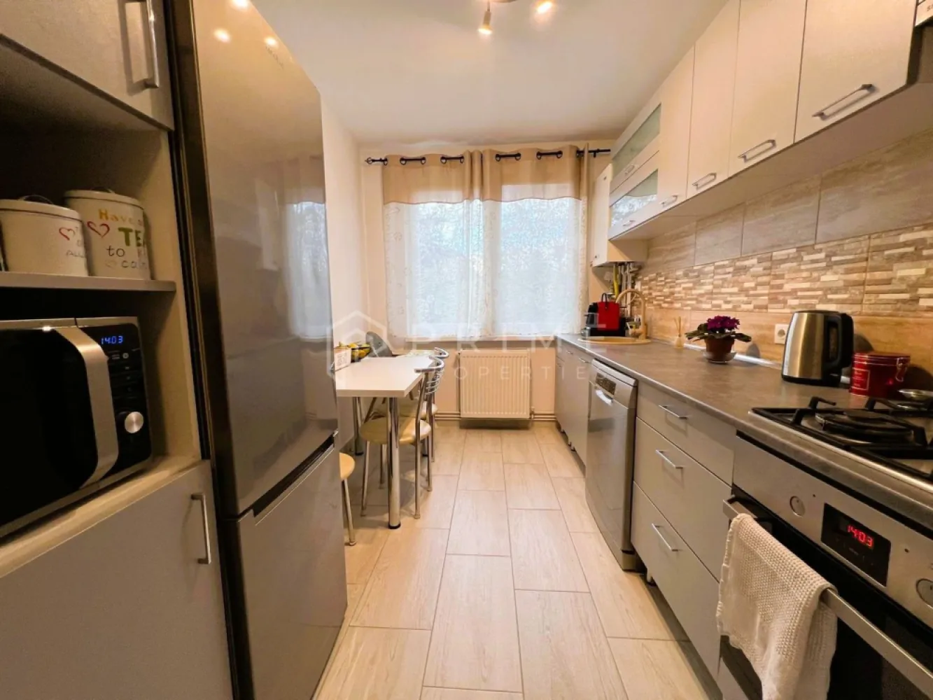 Apartament 2 camere | Aleea Carpați | Etaj 3/4 | Balcon 9 mp - Vă propunem spre vânzare un apartament cochet, renovat și frumos amenajat, situat în zona Aleea Carpați, una dintre cele mai liniștite și verzi zone din Târgu Mureș, la doar câțiva pași de râul Mureș.

🔹 Detalii proprietate:
2 camere
Etaj 3 din 4 (intermediar)
Balcon generos de 9 mp
Baie cu geam

🔹 Design & confort
Apartamentul a fost renovat și este amenajat cu bun gust, fiind complet mobilat și utilat, pregătit pentru mutare imediată.
Spațiu luminos și primitor
Compartimentare practică
Perete exterior izolat pe interior – pentru un plus de confort termic

🌳 Locație
Zona oferă un cadru ideal pentru relaxare, fiind foarte liniștită și înconjurată de verdeață, cu acces rapid către promenada de pe malul Mureșului, magazine și alte facilități.

🔹 Beneficii suplimentare:
Spațiu de depozitare comun pe etaj
Vecinătate plăcută
Ideal pentru locuință sau investiție

Un apartament echilibrat, într-o zonă apreciată pentru liniște și natură.

Vă invităm să ne contactați pentru detalii și programarea unei vizionări.