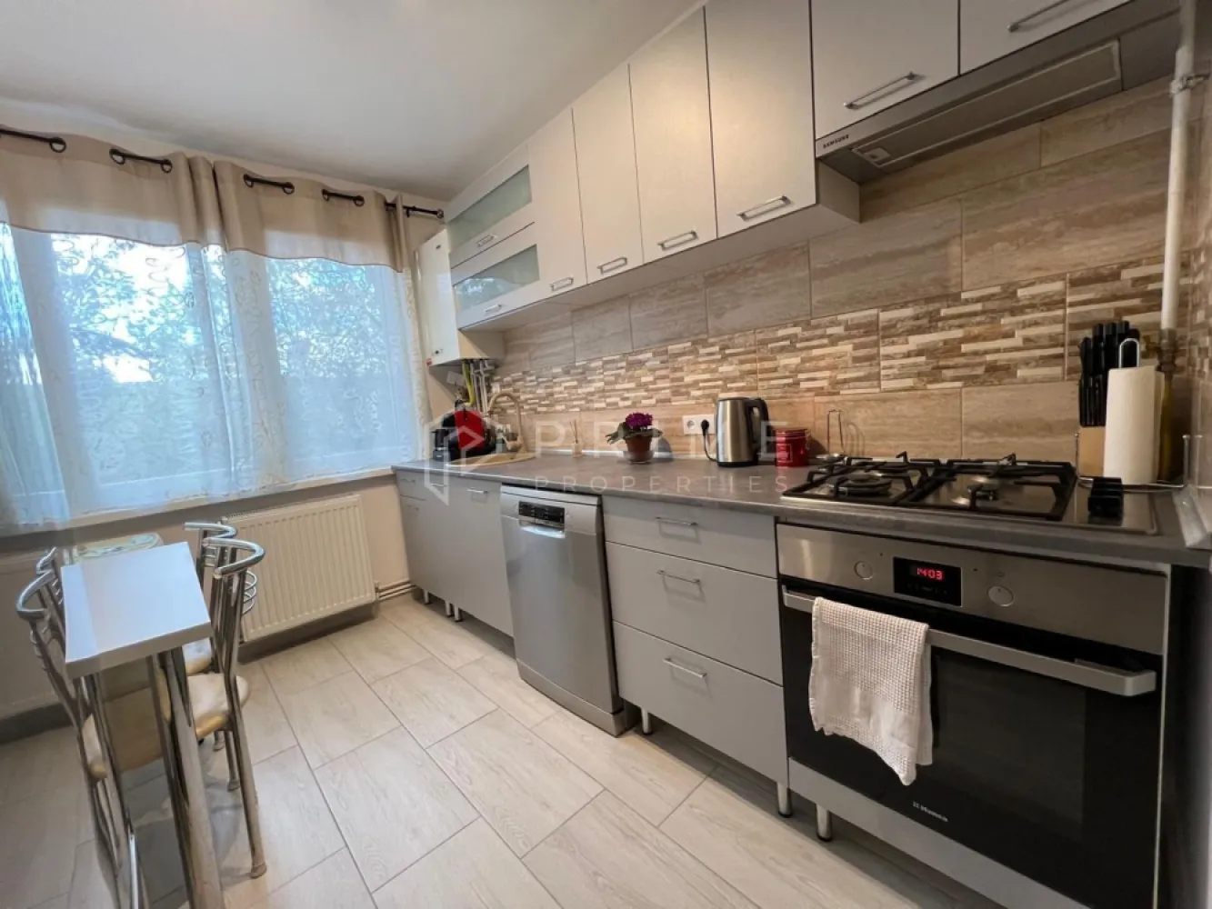Apartament 2 camere | Aleea Carpați | Etaj 3/4 | Balcon 9 mp - Vă propunem spre vânzare un apartament cochet, renovat și frumos amenajat, situat în zona Aleea Carpați, una dintre cele mai liniștite și verzi zone din Târgu Mureș, la doar câțiva pași de râul Mureș.

🔹 Detalii proprietate:
2 camere
Etaj 3 din 4 (intermediar)
Balcon generos de 9 mp
Baie cu geam

🔹 Design & confort
Apartamentul a fost renovat și este amenajat cu bun gust, fiind complet mobilat și utilat, pregătit pentru mutare imediată.
Spațiu luminos și primitor
Compartimentare practică
Perete exterior izolat pe interior – pentru un plus de confort termic

🌳 Locație
Zona oferă un cadru ideal pentru relaxare, fiind foarte liniștită și înconjurată de verdeață, cu acces rapid către promenada de pe malul Mureșului, magazine și alte facilități.

🔹 Beneficii suplimentare:
Spațiu de depozitare comun pe etaj
Vecinătate plăcută
Ideal pentru locuință sau investiție

Un apartament echilibrat, într-o zonă apreciată pentru liniște și natură.

Vă invităm să ne contactați pentru detalii și programarea unei vizionări.