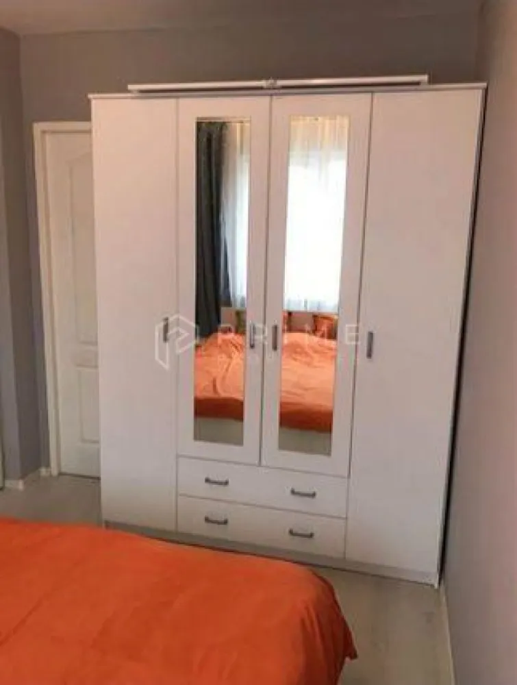 Apartament cochet 2 camere cartierul Tudor - Vă prezentăm la vânzare un apartament cu 2 camere cochet, renovat modern în 2018. 
Localizat in cartierul Tudor, str.Moldovei lângă parc, apartamentul vă dă acces la tot ce aveți nevoie pentru o viață modernă. 
În apropriere sunt școli, grădinițe, magazine, gym, acces la transport în comun.
Apartamentul are o suprafață de 40mp utili cu balcon închis și izolat, situat la etajul 4 din 4, iar hidroizolația blocului a fost refăcută în 2024.
Apartamentul se vinde complet mobilat și utilat. 

La Prime Properties, fiecare tranzacție înseamnă mai mult decât o simplă achiziție – este un proces complet, în care colaborăm cu cei mai buni profesioniști: notari, avocați, designeri, arhitecți, evaluatori, specialiști în certificate energetice, consultanți de credite imobiliare.
Astfel, atunci când alegi o proprietate prin noi, primești la pachet și siguranță, transparență și servicii impecabile pe tot parcursul drumului tău către casa ideală.
Ne dedicăm 100% fiecărui client, iar asta se reflectă în rezultate și în încrederea pe care o primim înapoi prin recomandările lor.
Proprietatea aceasta nu se potrivește exact nevoilor tale?
Lasă-ne să îți găsim alternativa potrivită. Agentul nostru îți va oferi soluții avantajoase și adaptate stilului tău de viață.
📞 Contactează-ne astăzi. Până acum nu am dezamăgit niciun client – și nu vom începe cu tine.
Comision 0% pentru cumpărători