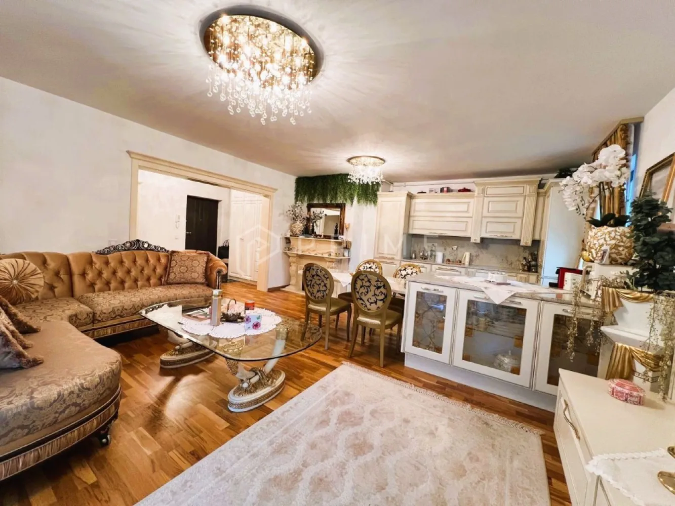 Apartament cu personalitate unică | Stil Old Spicy | Piese de colecție - Vă propunem spre vânzare un apartament cu adevărat special, situat în complexul Green Residence, la etajul 10, un spațiu care nu doar se locuiește, ci se trăiește. Amenajat într-un stil Old Spicy rafinat, acest apartament impresionează prin eleganță, detalii atent alese și piese de mobilier unicat.

Fiecare element spune o poveste și reflectă pasiunea pentru calitate și design autentic.

🔹 Design & amenajare
Mobilier Rovere din lemn masiv, realizat la comandă
Mânere cu pietre Swarovski, detalii fine care adaugă un plus de rafinament
Dulapuri din lemn masiv, atât pe hol, cât și în dormitor
Canapea comandată din Turcia, cu design elegant și confort superior
Măsuțe, corpuri de mobilier și iluminat aduse din Italia – Firenze, cu un aer sofisticat și autentic

Livingul este completat de un șemineu electric, care creează o atmosferă caldă și primitoare.

🔹 Spațiu & funcționalitate
Bucătărie deschisă, perfect integrată în zona de zi
Insulă centrală, ideală pentru socializare și funcționalitate
Scaune Rovere, în același stil, completând armonios întregul concept

Acest apartament este mai mult decât o proprietate – este o raritate pe piața din Târgu Mureș, dedicată celor care apreciază autenticitatea, calitatea și detaliile care fac diferența.

Dacă îți dorești un spațiu care să te reprezinte și să iasă din tipare, aceasta este alegerea perfectă.

Vă invităm să ne contactați pentru detalii suplimentare și pentru a descoperi această proprietate deosebită.