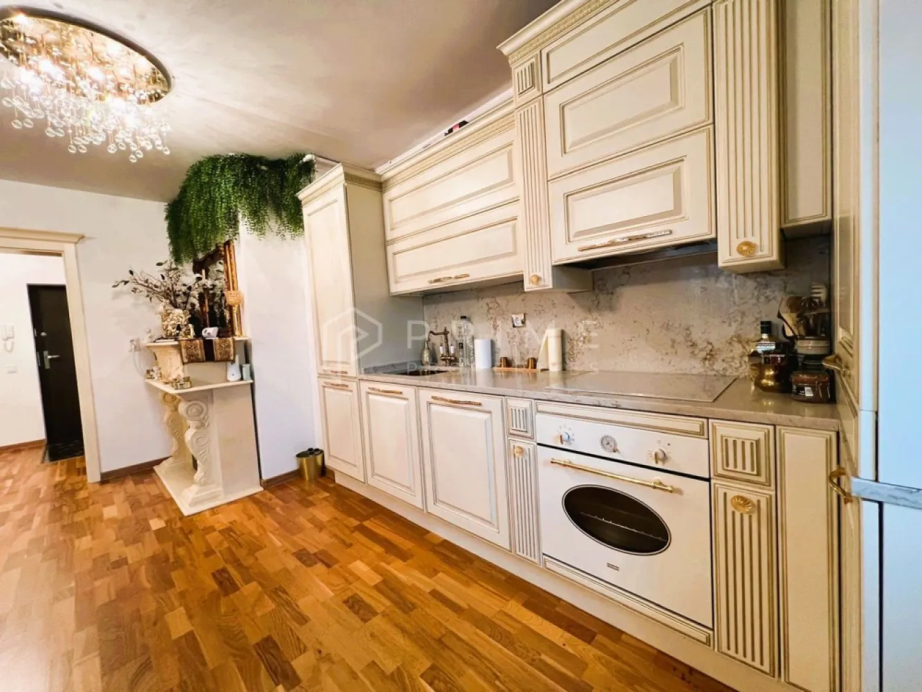 Apartament cu personalitate unică | Stil Old Spicy | Piese de colecție - Vă propunem spre vânzare un apartament cu adevărat special, situat în complexul Green Residence, la etajul 10, un spațiu care nu doar se locuiește, ci se trăiește. Amenajat într-un stil Old Spicy rafinat, acest apartament impresionează prin eleganță, detalii atent alese și piese de mobilier unicat.

Fiecare element spune o poveste și reflectă pasiunea pentru calitate și design autentic.

🔹 Design & amenajare
Mobilier Rovere din lemn masiv, realizat la comandă
Mânere cu pietre Swarovski, detalii fine care adaugă un plus de rafinament
Dulapuri din lemn masiv, atât pe hol, cât și în dormitor
Canapea comandată din Turcia, cu design elegant și confort superior
Măsuțe, corpuri de mobilier și iluminat aduse din Italia – Firenze, cu un aer sofisticat și autentic

Livingul este completat de un șemineu electric, care creează o atmosferă caldă și primitoare.

🔹 Spațiu & funcționalitate
Bucătărie deschisă, perfect integrată în zona de zi
Insulă centrală, ideală pentru socializare și funcționalitate
Scaune Rovere, în același stil, completând armonios întregul concept

Acest apartament este mai mult decât o proprietate – este o raritate pe piața din Târgu Mureș, dedicată celor care apreciază autenticitatea, calitatea și detaliile care fac diferența.

Dacă îți dorești un spațiu care să te reprezinte și să iasă din tipare, aceasta este alegerea perfectă.

Vă invităm să ne contactați pentru detalii suplimentare și pentru a descoperi această proprietate deosebită.