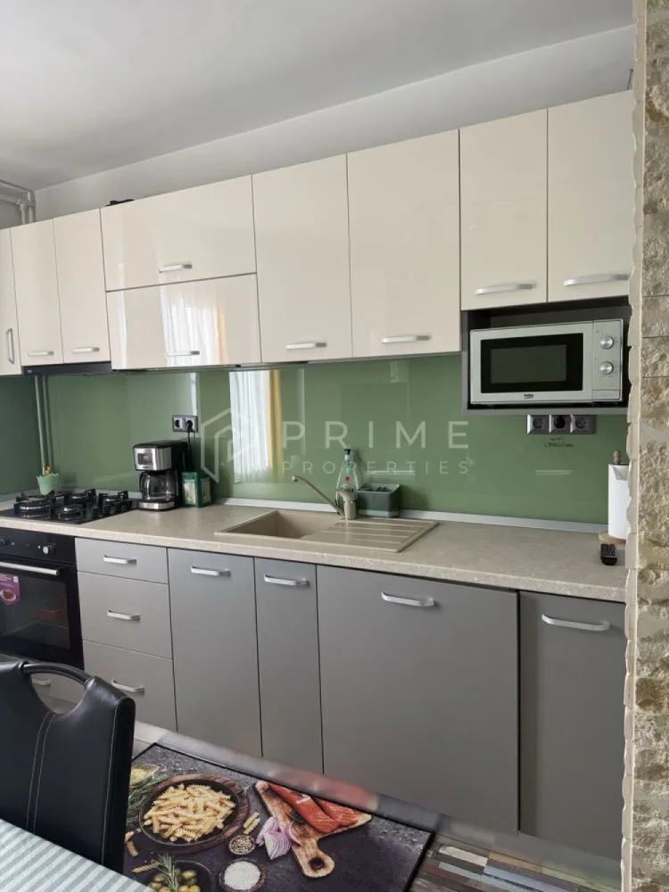 Apartament 3 camere de închiriat zona Tudor, Cutezanței - Vă prezentăm spre închiriere pe termen lung apartament cu 3 camere, 75mp, etaj 4 din 4, in Tudor strada Cutezanței.
Apartamentul este mobilat și utilat complet gata de locuit.
- Camere 3
- Bucataria open space
- Baie 2
- Balcon
-Tv,WiFii,
-Veselă și tacâmuri la bucătărie
-Masina de spalat haine
-Uscator de rufe
-Electrocasnice,cuptor microunde,sandwish maker, mașină cafea filtru. 
In apropiere se afla stației autobuz/taxi,magazinele Kaufland/Lidl ,Piata agroalimentară,Parc ,loc de joacă.

La Prime Properties, fiecare tranzacție înseamnă mai mult decât o simplă achiziție – este un proces complet, în care colaborăm cu cei mai buni profesioniști: notari, avocați, evaluatori, specialiști în certificate energetice și consultanți de credite imobiliare.
Astfel, atunci când alegi o proprietate prin noi, primești la pachet siguranță, transparență și servicii impecabile pe tot parcursul drumului tău către casa ideală.

Ne dedicăm 100% fiecărui client, iar asta se reflectă în rezultate și în încrederea pe care o primim înapoi prin recomandările lor.
Această proprietate nu este exact ceea ce cauți?
Lasă-ne să îți găsim alternativa potrivită. Agentul tău Prime îți va oferi soluții avantajoase, adaptate stilului tău de viață.
Contactează-ne astăzi. Până acum nu am dezamăgit niciun client – și nu vom începe cu tine.
Comision: 50% din valoarea unei chirii lunare