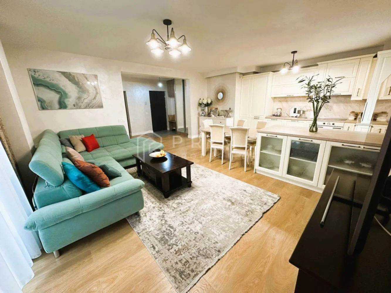 Apartament 2 camere | Green Residence | Etaj 10 | Vedere panoramică - Vă propunem spre vânzare un apartament modern, situat în Green Residence, la etajul 10, cu o panoramă superbă asupra orașului și o lumină naturală excelentă.

🔹 Detalii principale:
Suprafață utilă: 64 mp
Balcon: 8 mp
2 camere
Etaj 10

Apartamentul beneficiază de o compartimentare compactă și bine gândită, în care spațiile comunică armonios:

Living luminos cu bucătărie open-space
Ieșire directă pe balcon din zona de zi
Dormitor confortabil
Baie modernă

Zona de living și bucătărie creează un spațiu aerisit, ideal atât pentru relaxare, cât și pentru socializare.

✨ Design & dotări
Complet mobilat și utilat, într-un stil modern și elegant
Mobilier de calitate, ales cu bun gust
Finisaje contemporane
Apartament pregătit pentru mutare imediată

🌆 Balconul de 8 mp oferă o vedere panoramică spectaculoasă asupra orașului – locul perfect pentru momente de relaxare.

Un apartament ideal atât pentru locuit, cât și pentru investiție, într-un complex modern și apreciat.
Vă invităm să ne contactați pentru detalii suplimentare și programarea unei vizionări.