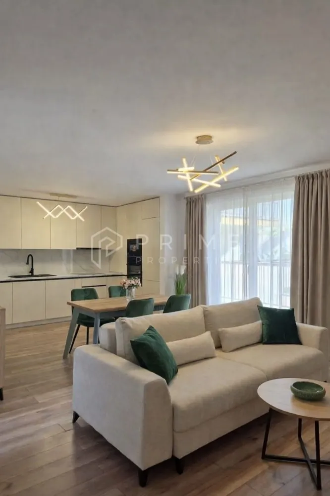 Apartament Premium 2 Camere | Ama Residence Unirii | - Echipa noastră vă invită să descoperiți un apartament nou, situat într-un imobil proaspăt finalizat pe strada Prof. Dr. Vasile Săbădeanu, în cartierul Unirii. Această proprietate premium, aflată la prima închiriere, îmbină perfect eleganța designului modern cu eficiența unui spațiu configurat pentru relaxare.

Design & Atmosferă:
Interiorul impresionează prin culori calde și texturi naturale, fiind creat special pentru a oferi confortul unui adevărat cămin:
Living luminos (22.3 mp): Un spațiu aerisit și primitor, unde lumina naturală pune în valoare mobilierul de calitate și corpurile de iluminat cu design sculptural.
Bucătărie cu personalitate (8.9 mp): Mobilier modern, complet funcțional și utilat pentru orice nevoie culinară.
Dormitor (13.8 mp): Un sanctuar de odihnă liniștit, elegant și spațios.
Terasă privată (7.1 mp): Locul perfect pentru cafeaua de dimineață, fiind o extensie naturală a zonei de zi.

Confort & Beneficii incluse:
Suprafață: 58.4 mp utili (65.5 mp totali).
Dotări: Totul este nou (mobilier, electrocasnice).
Depozitare & Parcare: Boxă proprie și loc de parcare, ambele incluse în preț.
Acces: Etaj 1, într-un bloc dotat cu lift modern pentru un plus de confort.

Condiții de închiriere:
Preț: 550 Euro / lună (Parcare și boxă incluse).
Garanție: Contravaloarea a 2 luni de chirie.
Comision agenție: 50% din prima lună de chirie.

Dacă sunteți în căutarea unui loc care să vă facă să spuneți „am ajuns acasă” în fiecare seară, vă așteptăm cu drag la o vizionare pentru a descoperi personal acest spațiu unic!