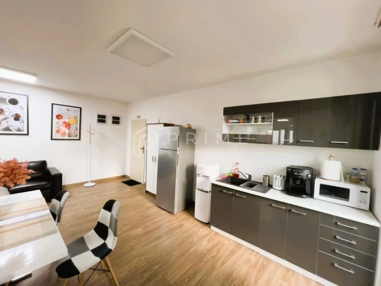Spațiu premium pentru birouuri + terasă, în zona centrală - Vă propunem spre închiriere un spațiu de birou modern, situat la etajul 2 al unei clădiri noi, amplasată într-o zonă centrală și ușor accesibilă.

Spațiul are o suprafață generoasă de 95 mp amenajat în regim open space. În plus, beneficiați de un grup sanitar de 6 mp și de o terasă spațioasă de 90 mp, ideală pentru momentele de relaxare sau întâlniri în aer liber.

Dotări și beneficii:
– Sistem de climatizare prin ventiloconvectoare – confortabil și economic, asigurând temperatură ideală în orice sezon;
– Izolație cu vată bazaltică, pentru eficiență termică și acustică sporită;
– Geamuri tripan de înalt ă calitate orientate spre sud și nord, ce asigură lumină naturală pe tot parcursul zilei;
- linie de bucătărie cu tot ceea ce este necesar
- sisteme suplimentare de siguranță + contract cu firma de pază
- rețea internet de mare viteză cu multiple conexiuni
– Dotări și finisaje moderne
- fără mobilier

Spațiul oferă un mediu luminos, elegant și eficient energetic – perfect pentru o echipă care apreciază confortul, funcționalitatea și imaginea profesională.