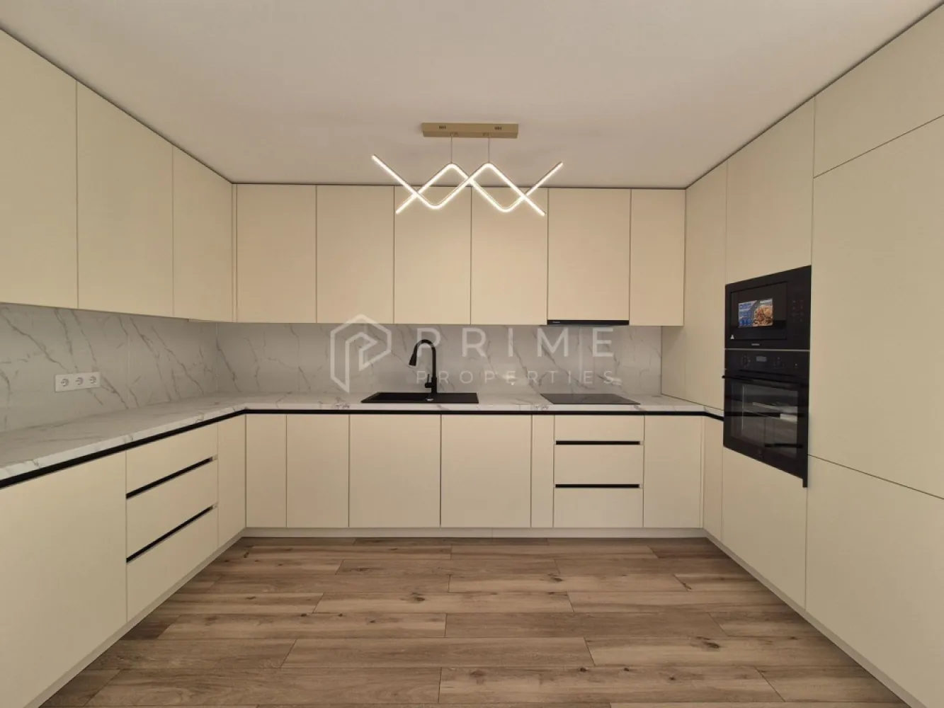 Apartament Premium 2 Camere | Ama Residence Unirii | - Echipa noastră vă invită să descoperiți un apartament nou, situat într-un imobil proaspăt finalizat pe strada Prof. Dr. Vasile Săbădeanu, în cartierul Unirii. Această proprietate premium, aflată la prima închiriere, îmbină perfect eleganța designului modern cu eficiența unui spațiu configurat pentru relaxare.

Design & Atmosferă:
Interiorul impresionează prin culori calde și texturi naturale, fiind creat special pentru a oferi confortul unui adevărat cămin:
Living luminos (22.3 mp): Un spațiu aerisit și primitor, unde lumina naturală pune în valoare mobilierul de calitate și corpurile de iluminat cu design sculptural.
Bucătărie cu personalitate (8.9 mp): Mobilier modern, complet funcțional și utilat pentru orice nevoie culinară.
Dormitor (13.8 mp): Un sanctuar de odihnă liniștit, elegant și spațios.
Terasă privată (7.1 mp): Locul perfect pentru cafeaua de dimineață, fiind o extensie naturală a zonei de zi.

Confort & Beneficii incluse:
Suprafață: 58.4 mp utili (65.5 mp totali).
Dotări: Totul este nou (mobilier, electrocasnice).
Depozitare & Parcare: Boxă proprie și loc de parcare, ambele incluse în preț.
Acces: Etaj 1, într-un bloc dotat cu lift modern pentru un plus de confort.

Condiții de închiriere:
Preț: 550 Euro / lună (Parcare și boxă incluse).
Garanție: Contravaloarea a 2 luni de chirie.
Comision agenție: 50% din prima lună de chirie.

Dacă sunteți în căutarea unui loc care să vă facă să spuneți „am ajuns acasă” în fiecare seară, vă așteptăm cu drag la o vizionare pentru a descoperi personal acest spațiu unic!