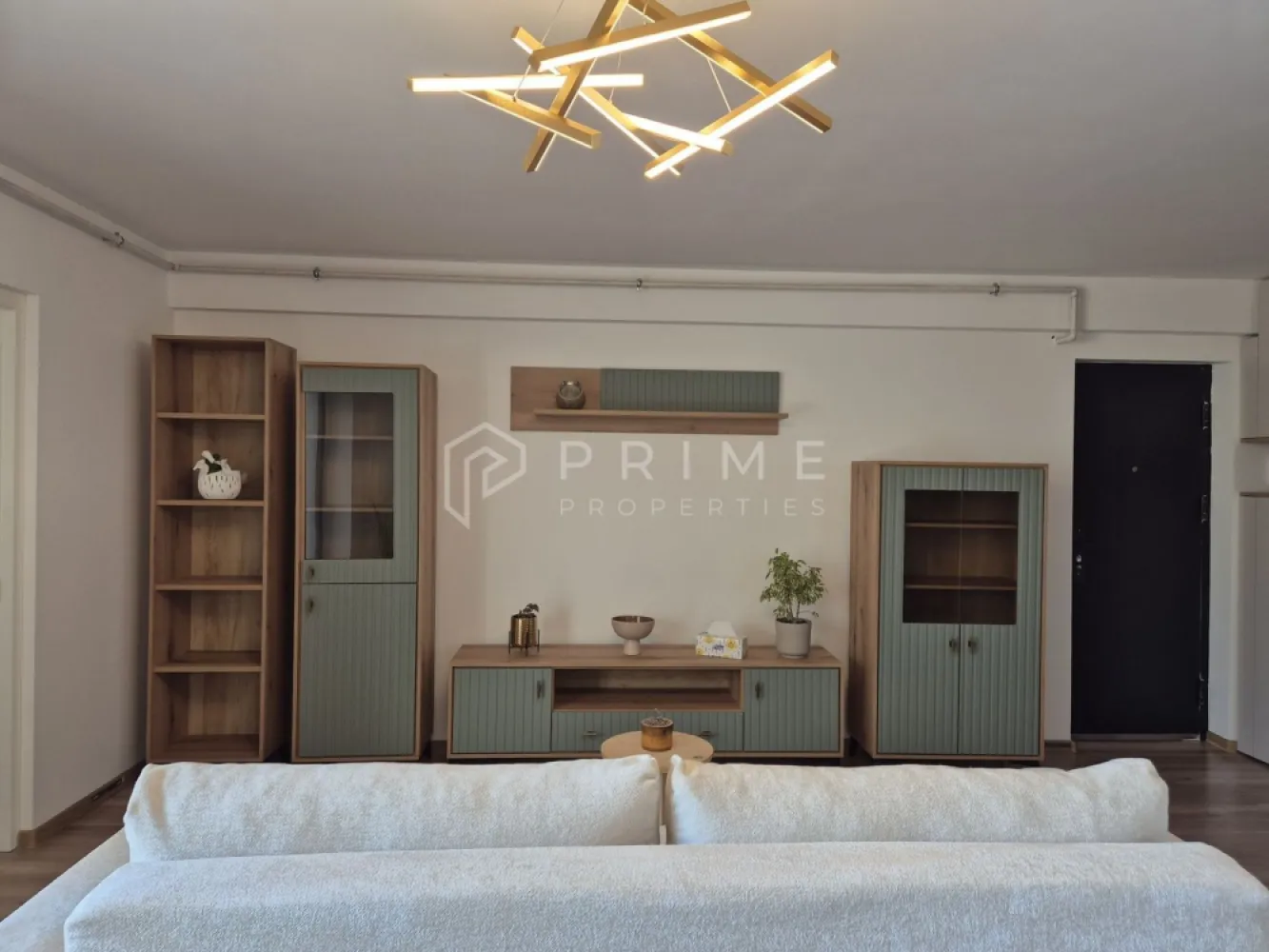Apartament Premium 2 Camere | Ama Residence Unirii | - Echipa noastră vă invită să descoperiți un apartament nou, situat într-un imobil proaspăt finalizat pe strada Prof. Dr. Vasile Săbădeanu, în cartierul Unirii. Această proprietate premium, aflată la prima închiriere, îmbină perfect eleganța designului modern cu eficiența unui spațiu configurat pentru relaxare.

Design & Atmosferă:
Interiorul impresionează prin culori calde și texturi naturale, fiind creat special pentru a oferi confortul unui adevărat cămin:
Living luminos (22.3 mp): Un spațiu aerisit și primitor, unde lumina naturală pune în valoare mobilierul de calitate și corpurile de iluminat cu design sculptural.
Bucătărie cu personalitate (8.9 mp): Mobilier modern, complet funcțional și utilat pentru orice nevoie culinară.
Dormitor (13.8 mp): Un sanctuar de odihnă liniștit, elegant și spațios.
Terasă privată (7.1 mp): Locul perfect pentru cafeaua de dimineață, fiind o extensie naturală a zonei de zi.

Confort & Beneficii incluse:
Suprafață: 58.4 mp utili (65.5 mp totali).
Dotări: Totul este nou (mobilier, electrocasnice).
Depozitare & Parcare: Boxă proprie și loc de parcare, ambele incluse în preț.
Acces: Etaj 1, într-un bloc dotat cu lift modern pentru un plus de confort.

Condiții de închiriere:
Preț: 550 Euro / lună (Parcare și boxă incluse).
Garanție: Contravaloarea a 2 luni de chirie.
Comision agenție: 50% din prima lună de chirie.

Dacă sunteți în căutarea unui loc care să vă facă să spuneți „am ajuns acasă” în fiecare seară, vă așteptăm cu drag la o vizionare pentru a descoperi personal acest spațiu unic!